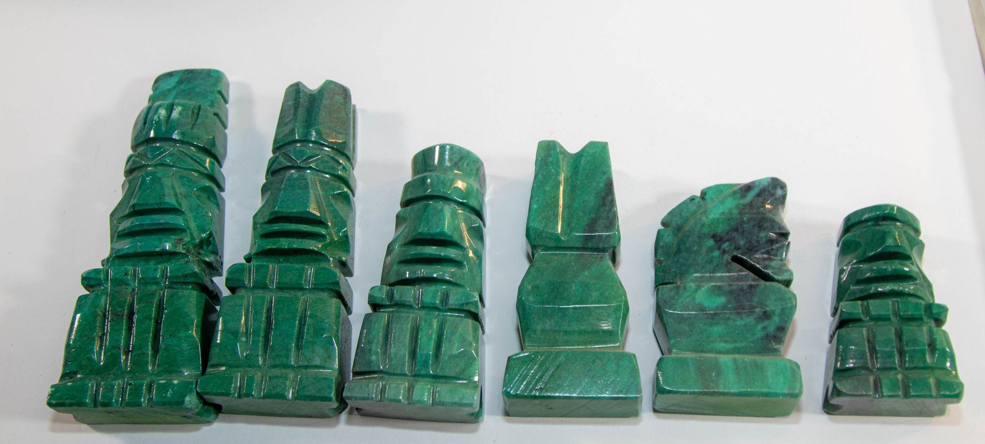 Mexican Large Marble Chess Set with Hand-carved Emerald Green Onyx Pieces 1950's For Sale