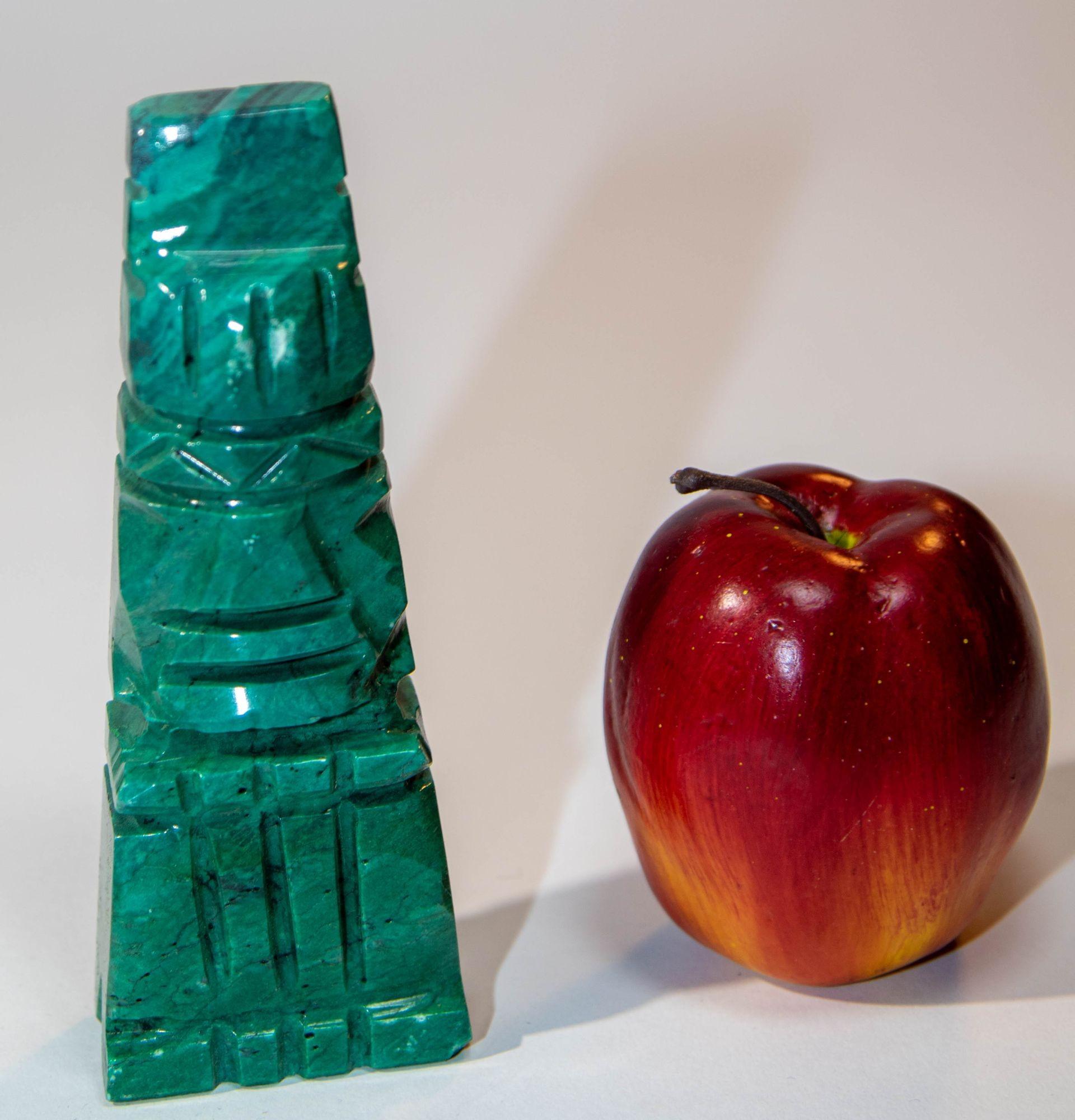 Large Marble Chess Set with Hand-carved Emerald Green Onyx Pieces 1950's In Good Condition For Sale In North Hollywood, CA