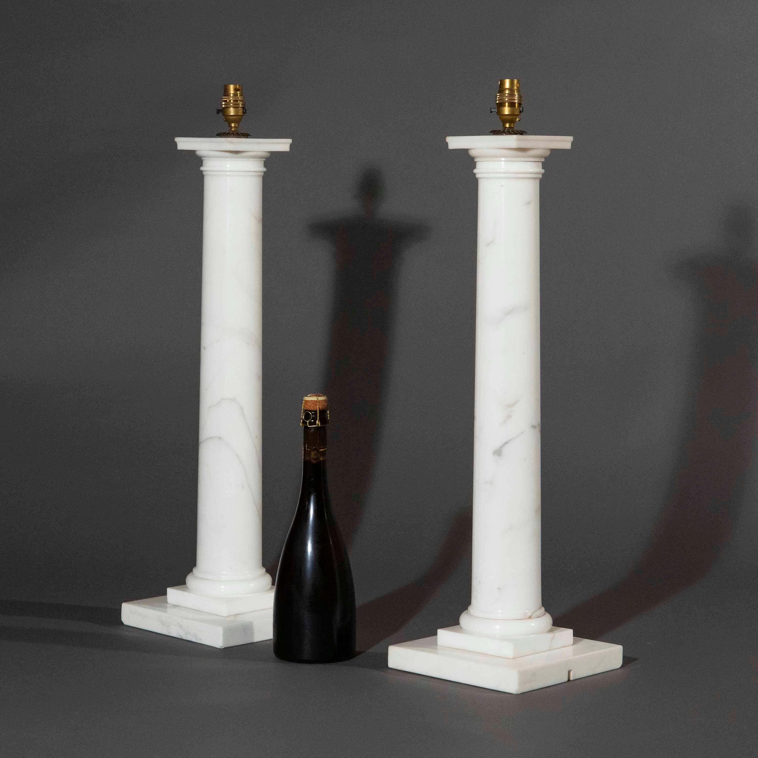 Pareja de grandes lámparas de sobremesa con columna de mármol. Siglo XX.

Por qué nos gustan
Se trata de un par de columnas de estilo clásico de escala imponente, bellamente adornadas con exquisitos detalles arquitectónicos, según diseños