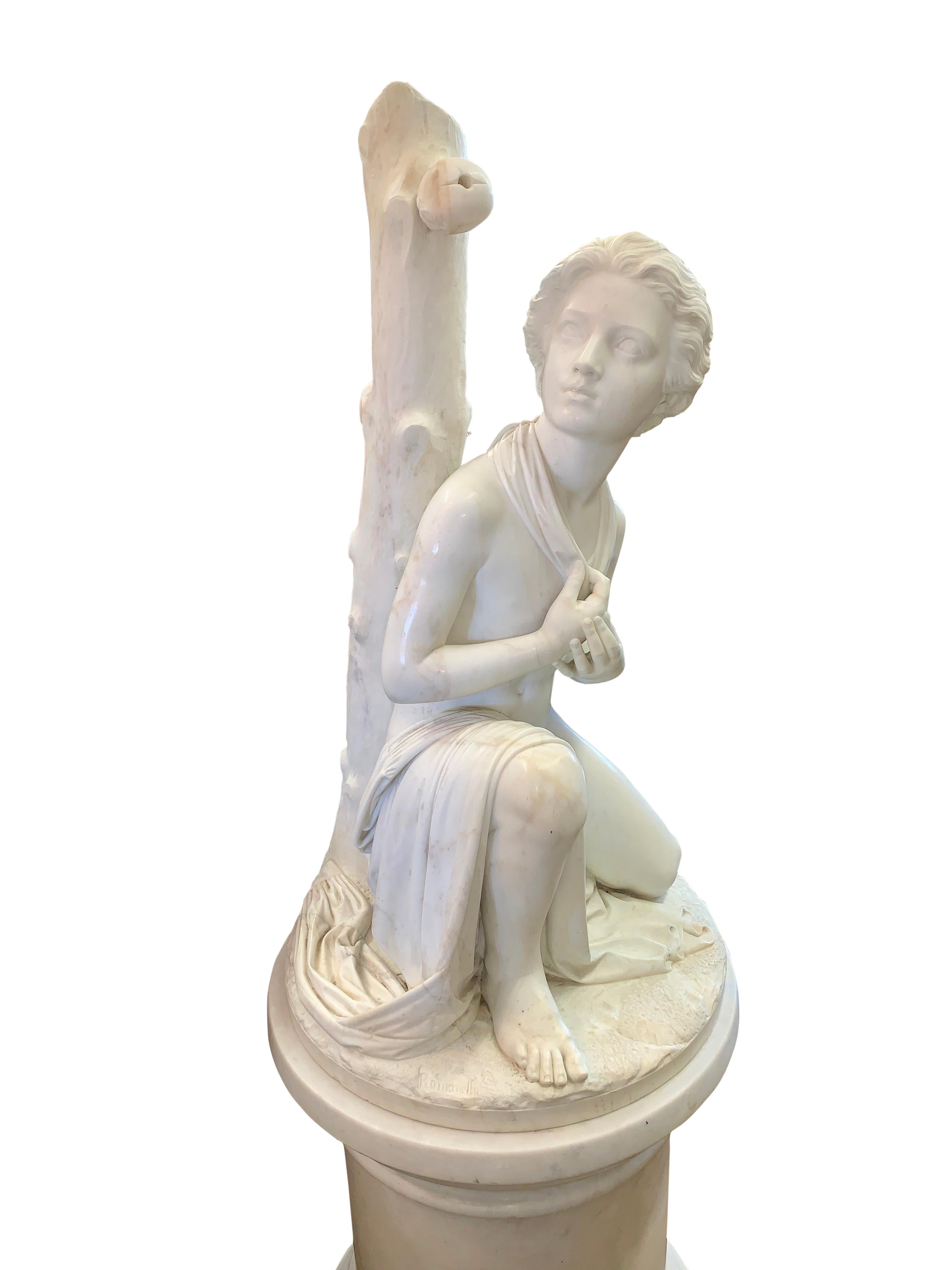 Magnifique figure italienne en marbre sculpté du XIXe siècle représentant le fils de Guillaume Tell agenouillé sous un tronc d'arbre avec une pomme percée au-dessus de sa tête. Surélevé sur un piédestal contemporain en marbre massif.
Par Pasquale