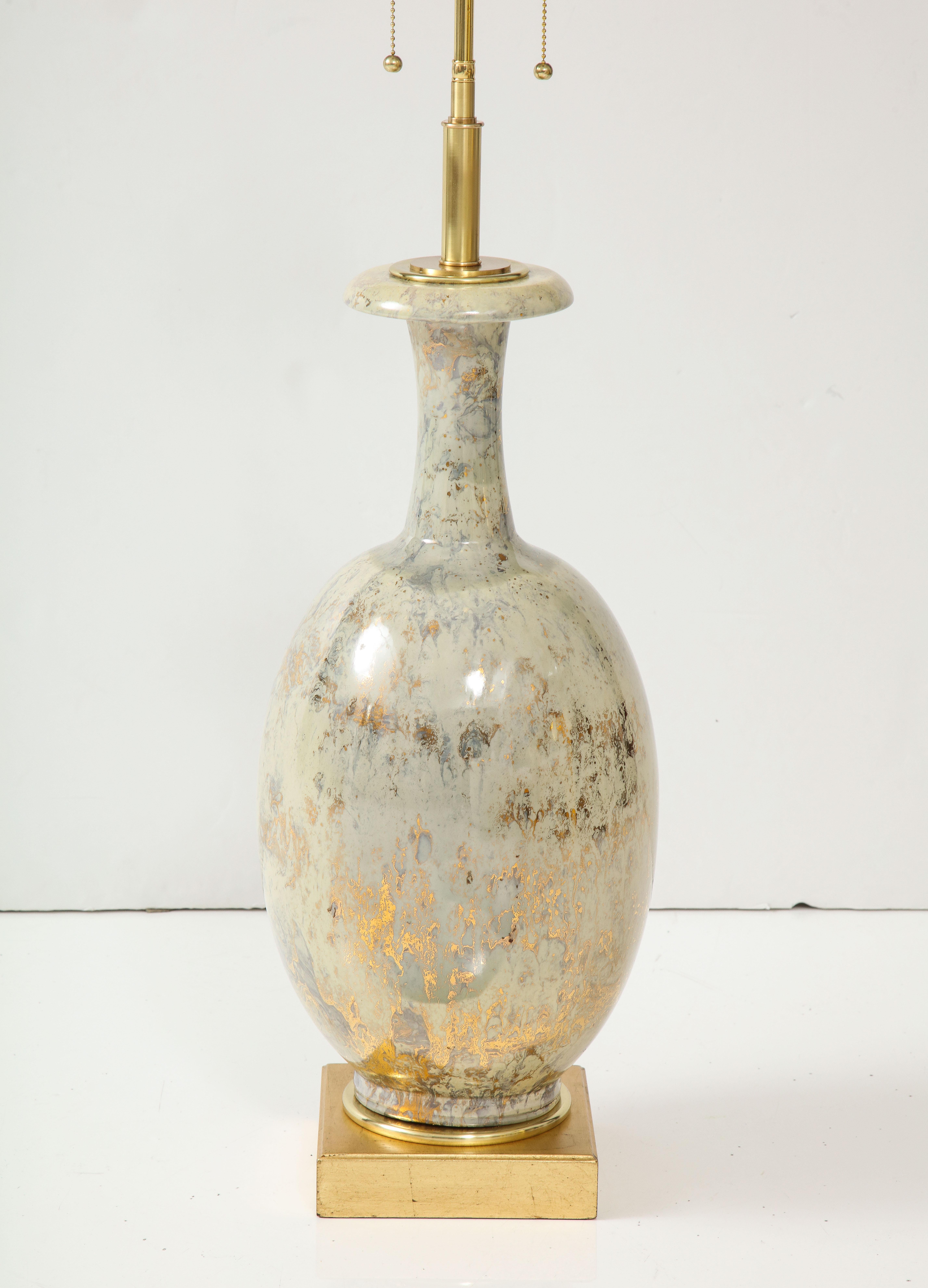Große glasierte Keramiklampe aus Marmor von Marbro Lamp Company. (Moderne der Mitte des Jahrhunderts) im Angebot