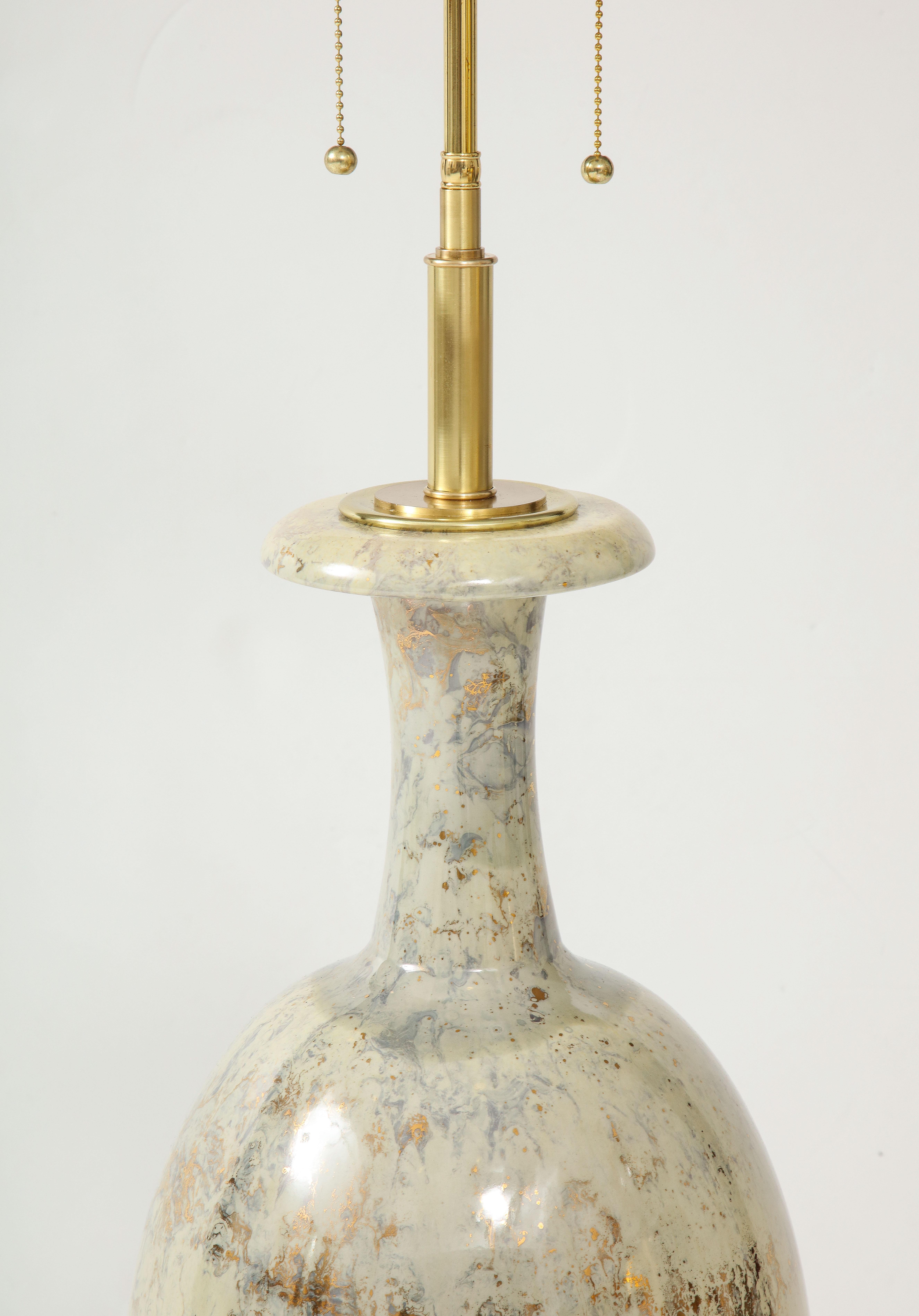 Große glasierte Keramiklampe aus Marmor von Marbro Lamp Company. im Zustand „Gut“ im Angebot in New York, NY