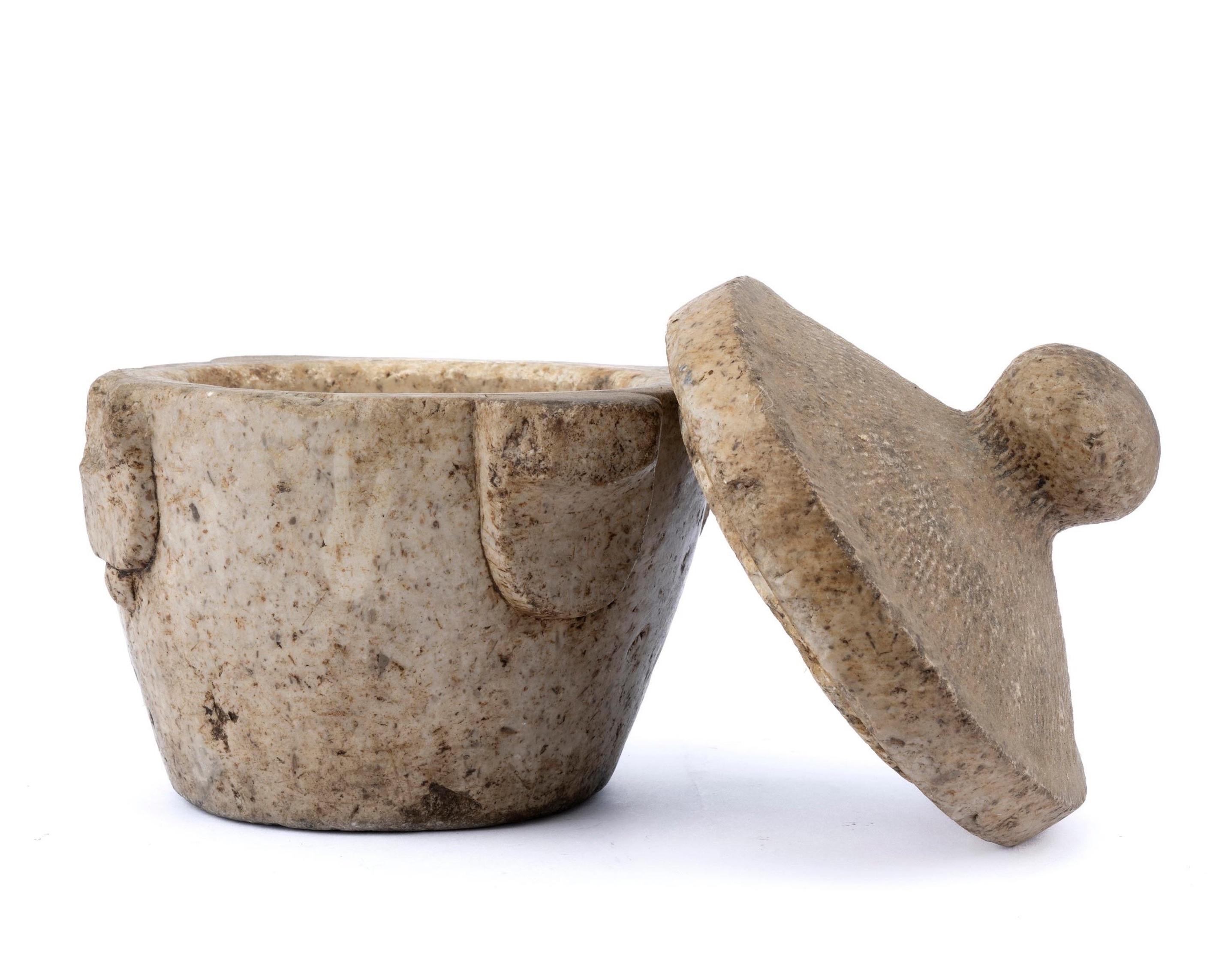 Un grande e singolare mortaio in pietra del XVII secolo con bellissimi elementi in rilievo e lid... Questo pezzo ha una grande patina e carattere. Fa un figurone se posizionato su un tavolino da caffè o su una consolle.

Un mortaio di marmo con