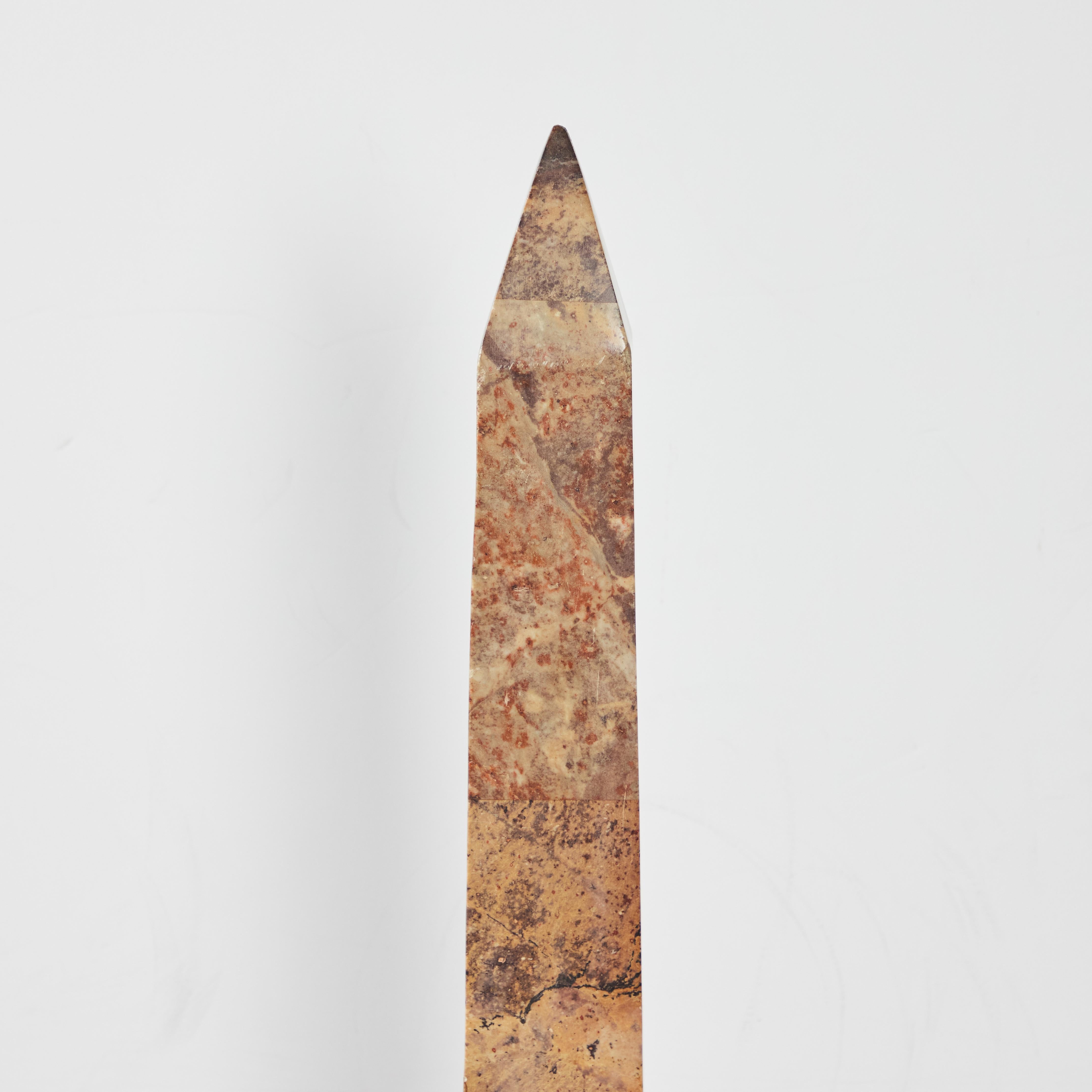 Ein handgeschnitzter, schön geäderter Obelisk aus massivem, poliertem Marmor auf einem polierten Messingsockel.