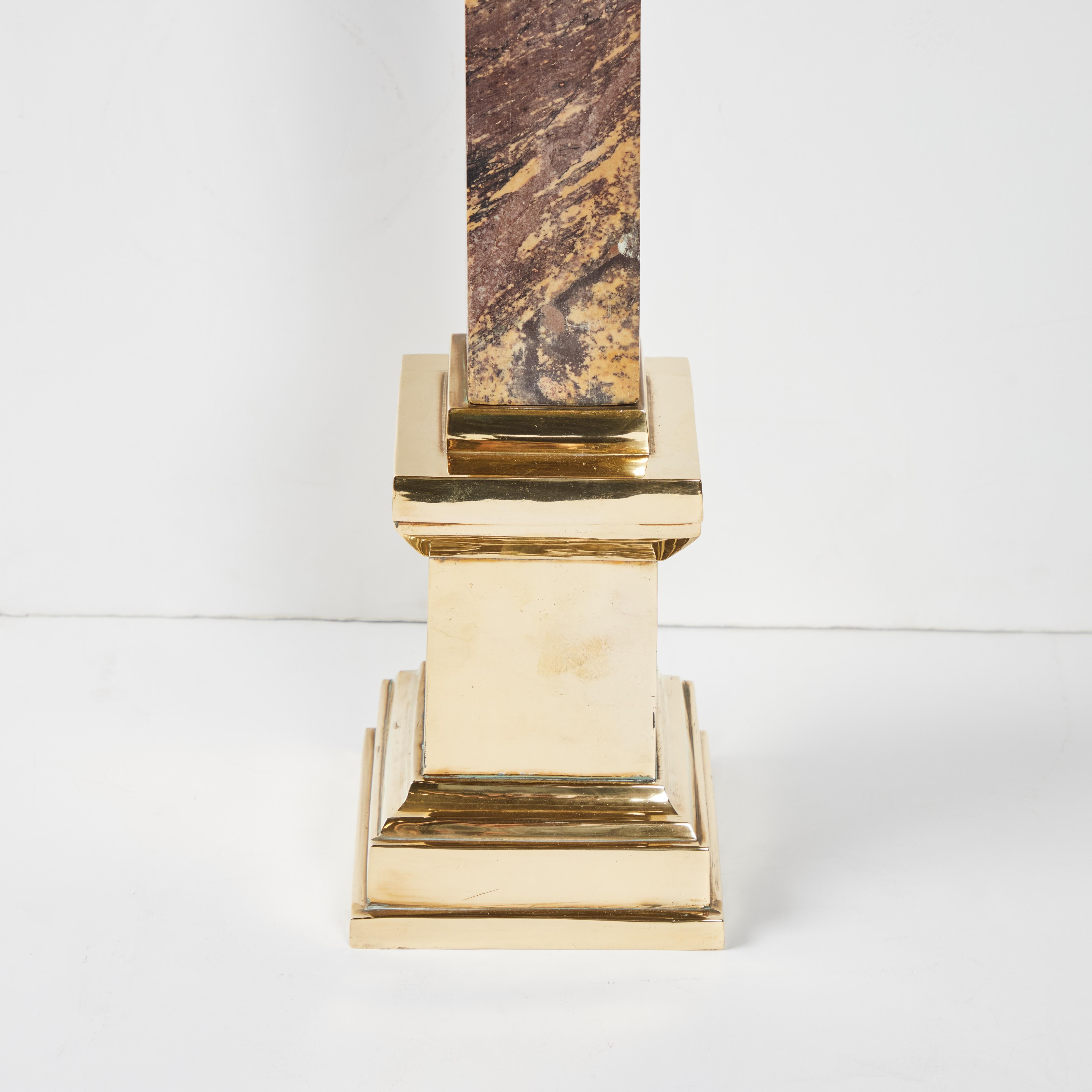 Européen Grand obélisque en marbre avec monture en laiton en vente