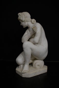 Gran escultura de mármol de una Venus agazapada, 92 cm de altura