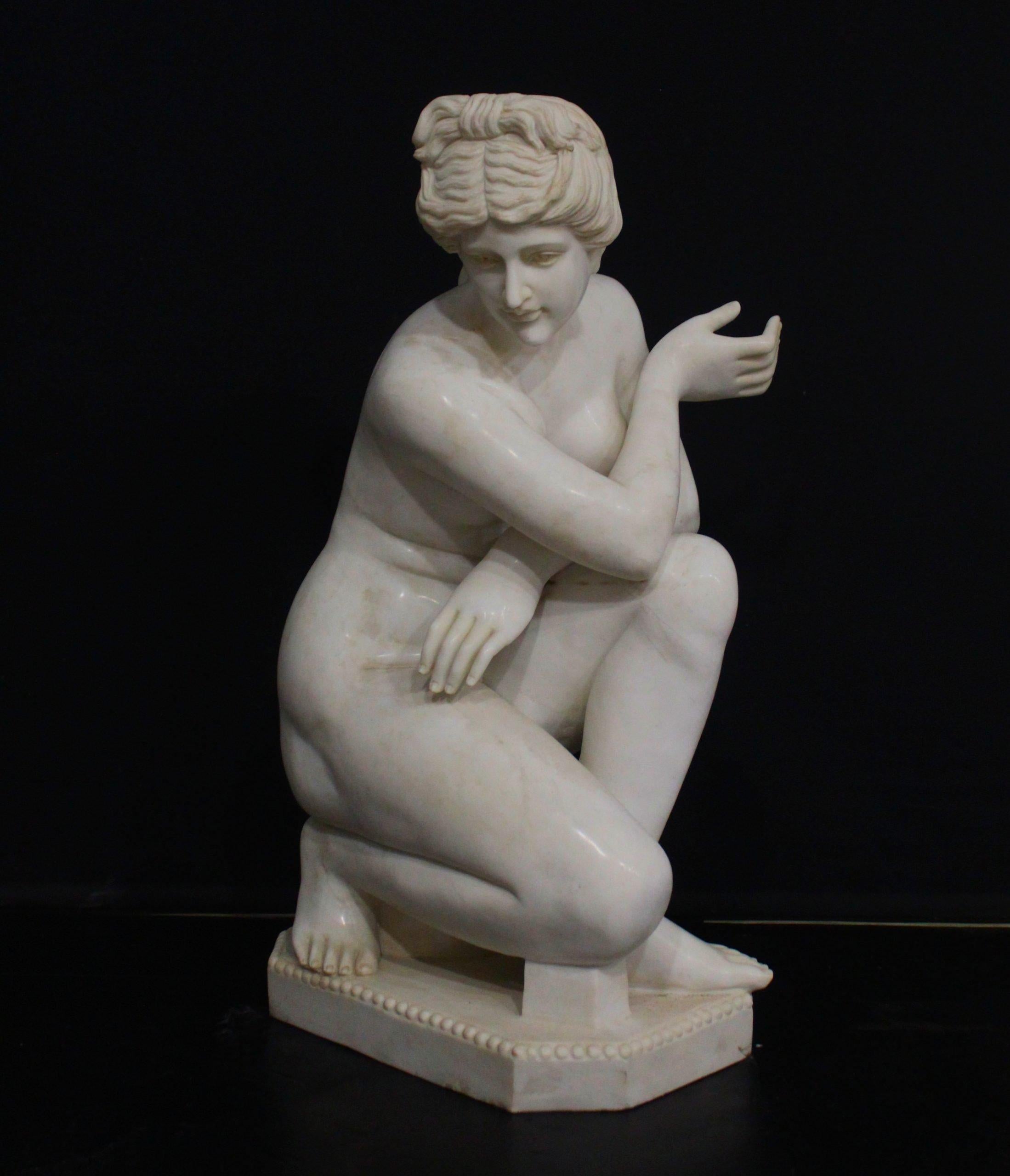 Italiano Grande scultura in marmo di una Venere accovacciata, alta 92 cm in vendita