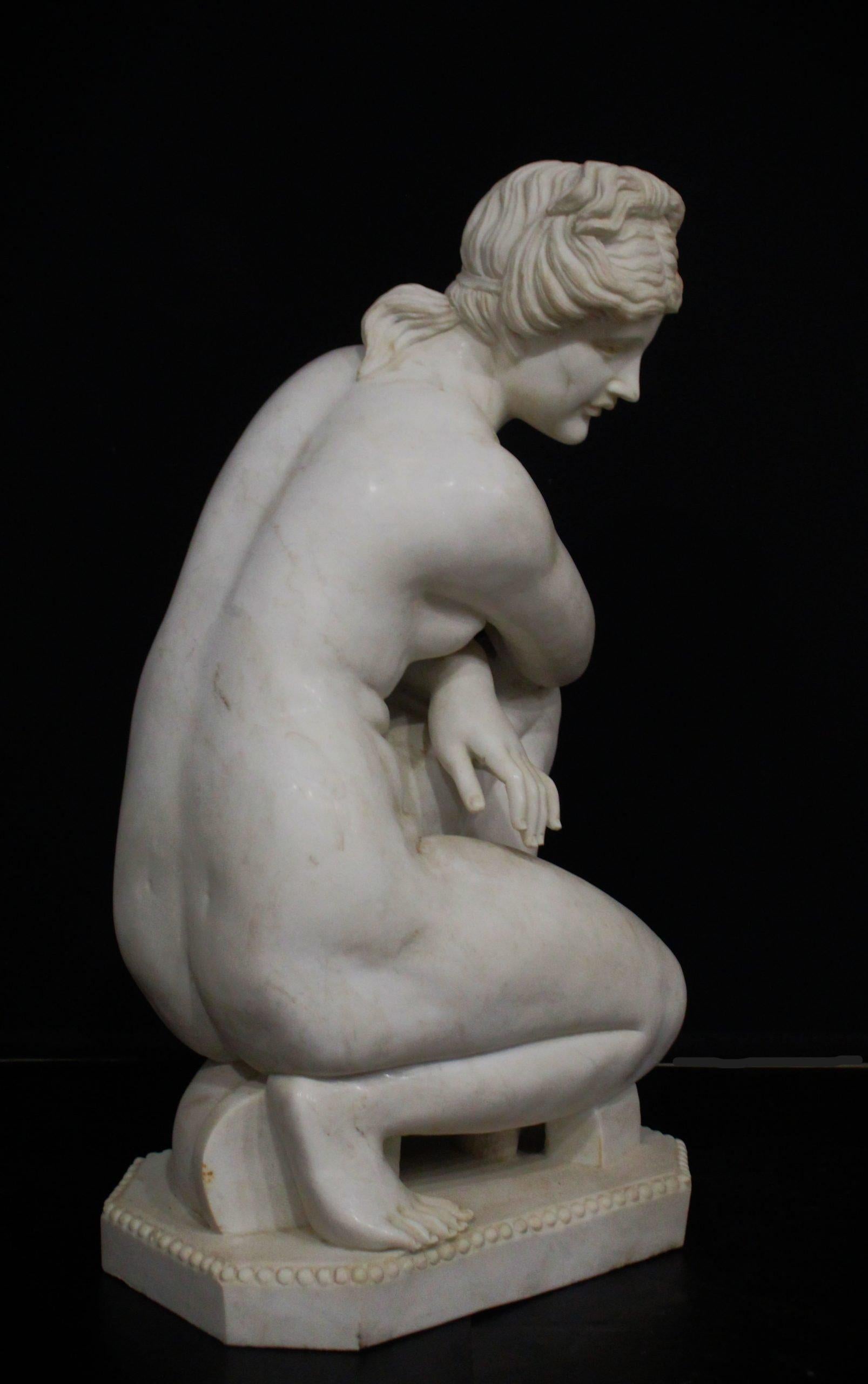 Grande scultura in marmo di una Venere accovacciata, alta 92 cm In condizioni buone in vendita a Rome, IT