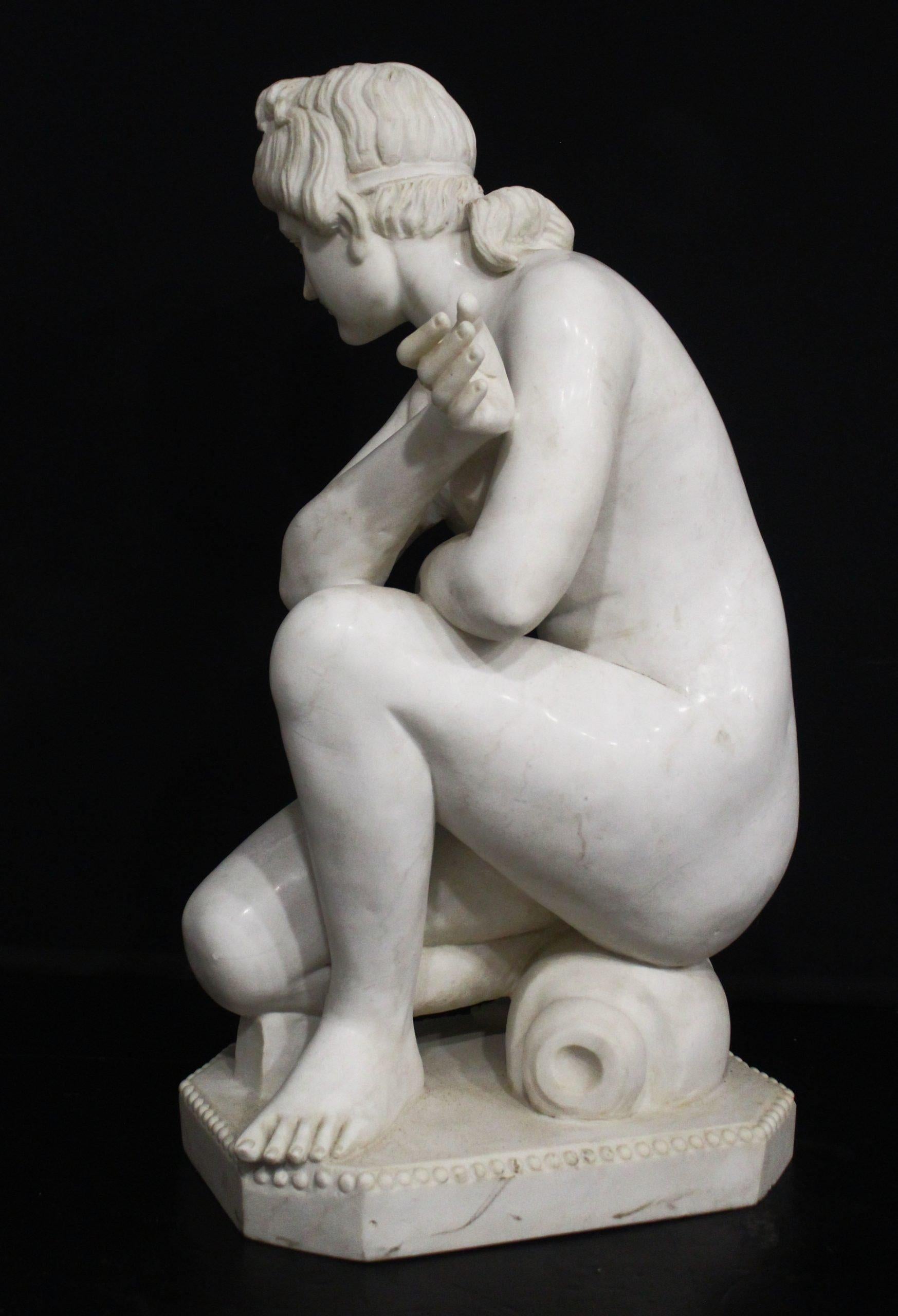 XX secolo Grande scultura in marmo di una Venere accovacciata, alta 92 cm in vendita