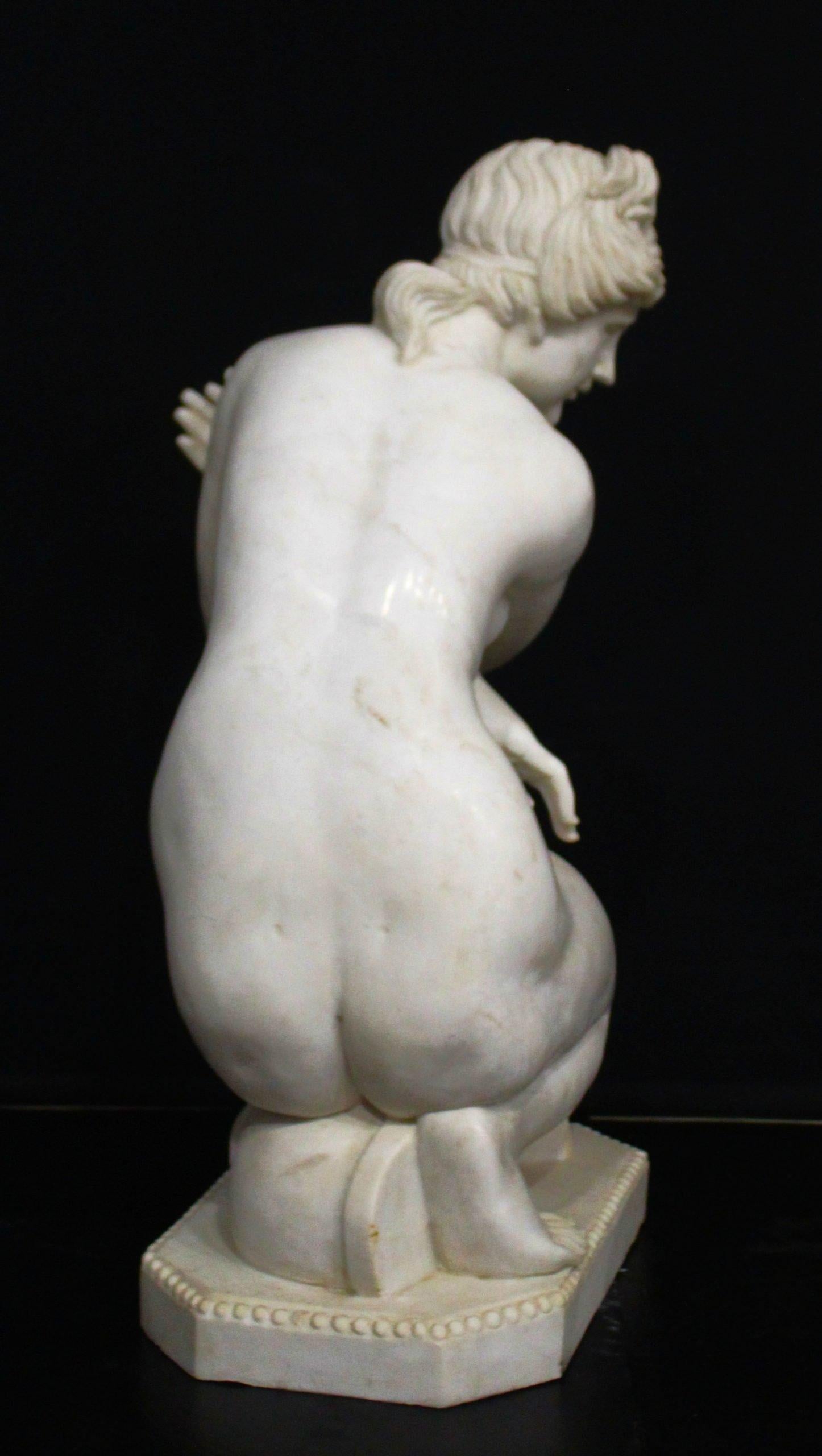 Grande scultura in marmo di una Venere accovacciata, alta 92 cm in vendita 1