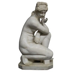 Grande scultura in marmo di una Venere accovacciata, alta 92 cm