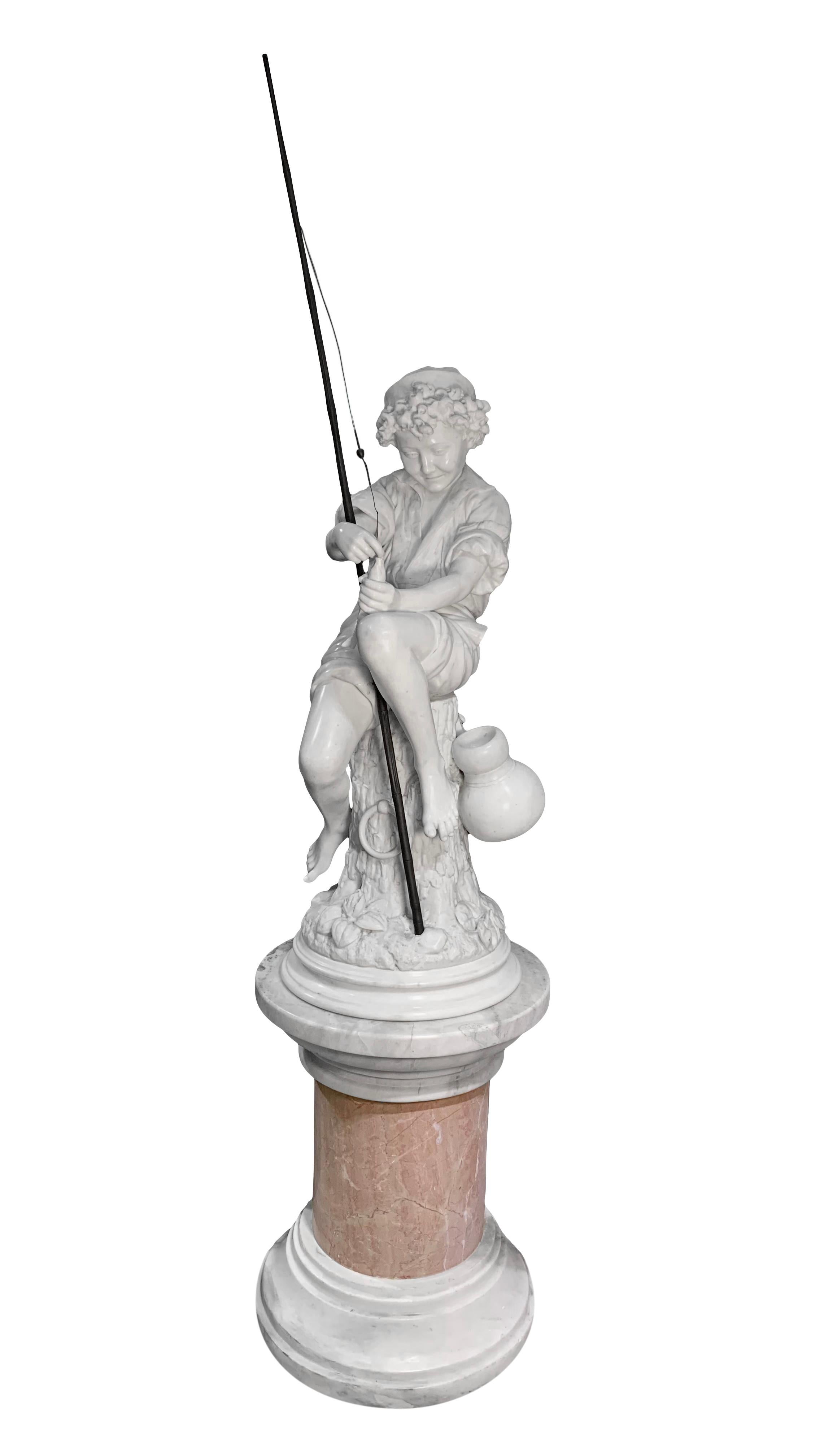 Grande sculpture en marbre d'un garçon pêcheur par le professeur Lot Torelli en vente