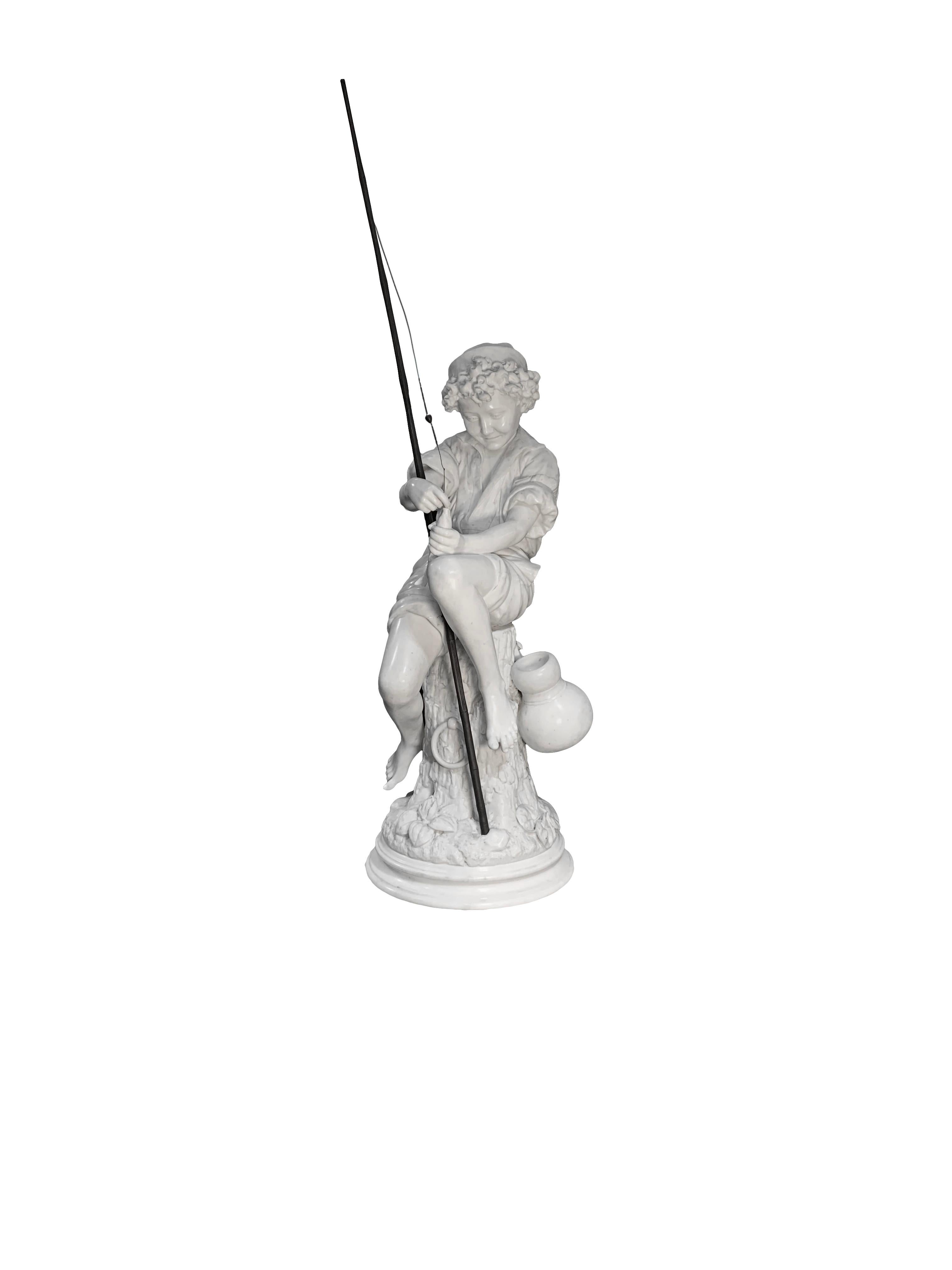 italien Grande sculpture en marbre d'un garçon pêcheur par le professeur Lot Torelli en vente