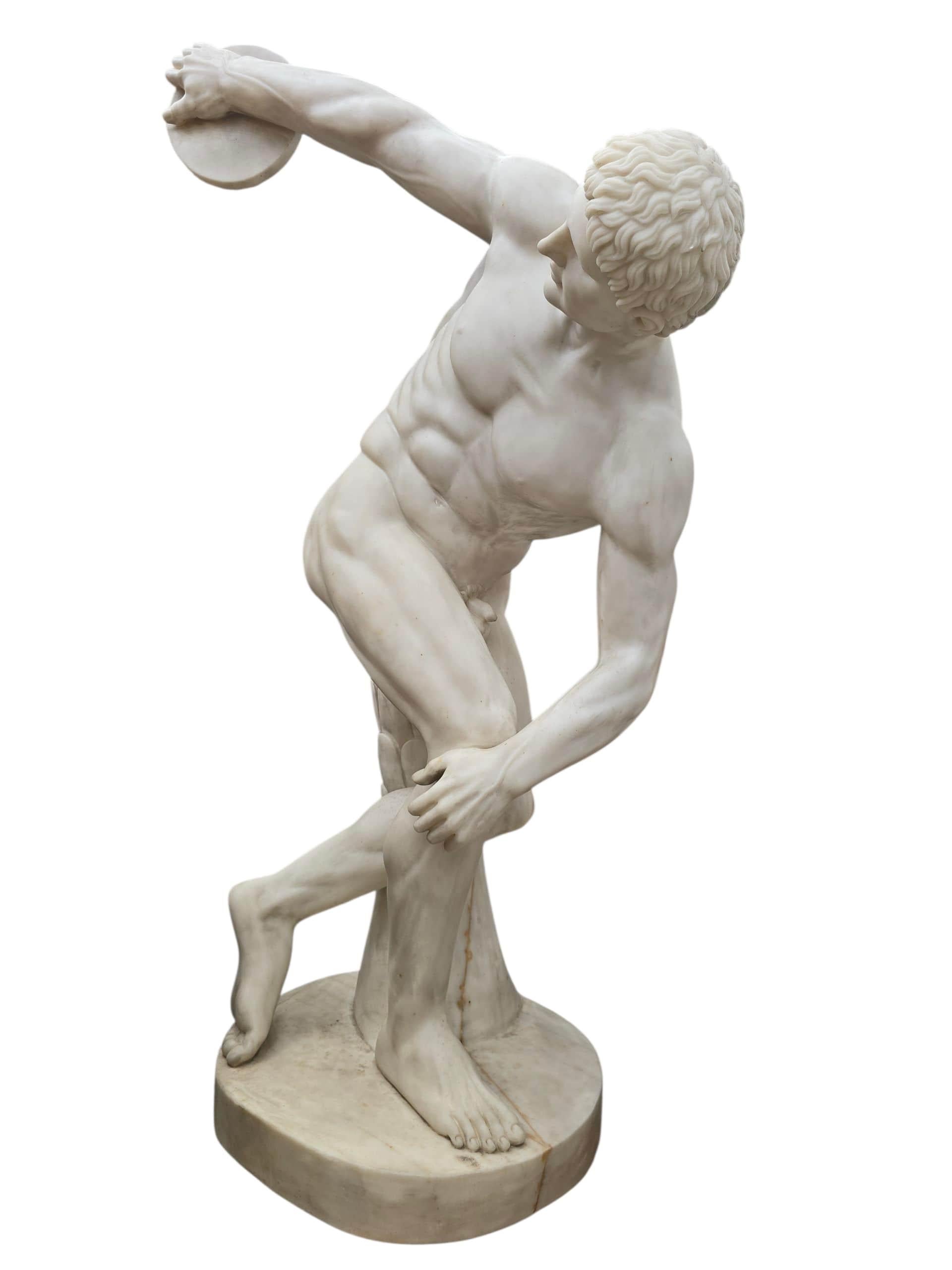 Sorprendente escultura de mármol a gran escala que representa al Discóbolo, la icónica figura griega capturada en pleno movimiento mientras se prepara para lanzar el disco. Esculpida en Italia durante la década de 1970 en fino mármol blanco, esta