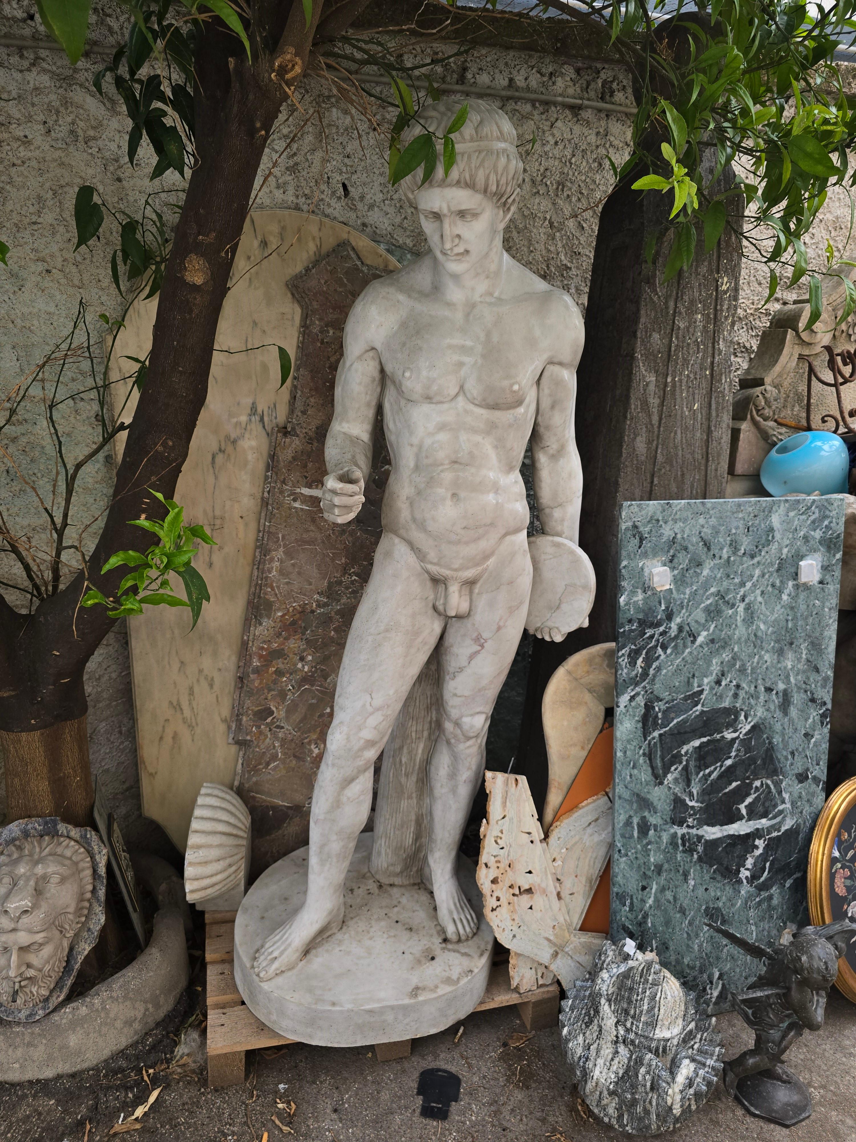 Auffällige, großformatige Marmorskulptur, die den Diskobolus darstellt, die ikonische griechische Figur, die in der Bewegung festgehalten wird, während sie sich darauf vorbereitet, den Diskus zu werfen. Dieses in den 1970er Jahren in Italien aus