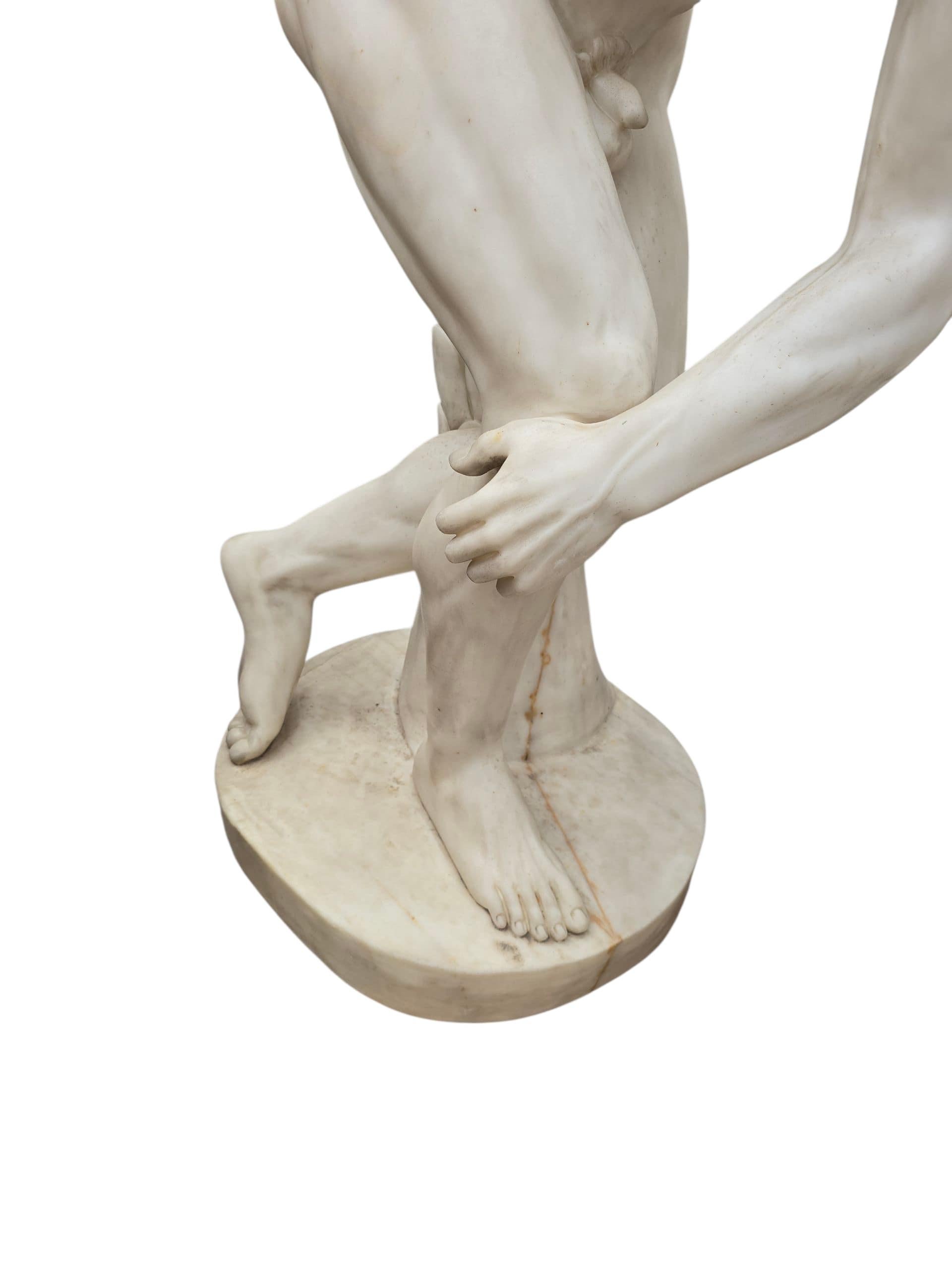 Gran escultura de mármol del Discóbolo, Italia, años 70 finales del siglo XX en venta