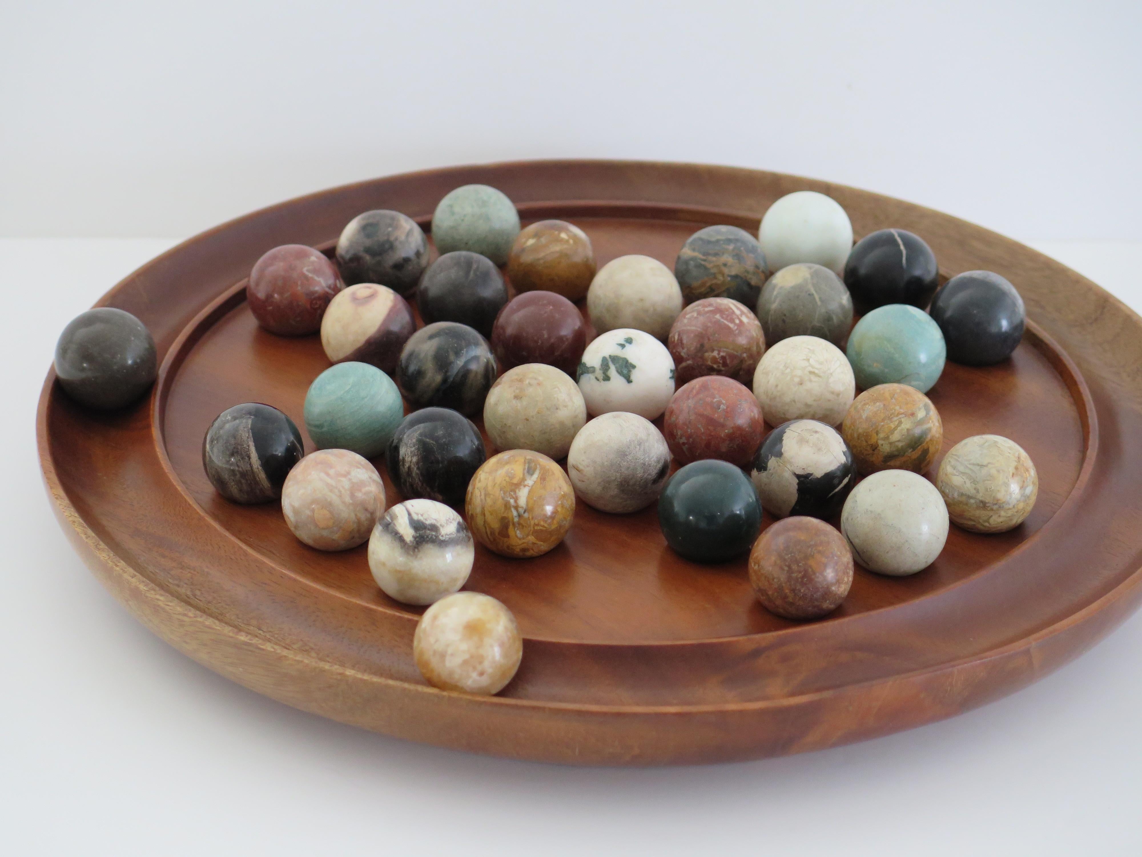 Grande gioco del solitario di marmo con 35 biglie di pietra minerale, Francia anni '20 in vendita 2