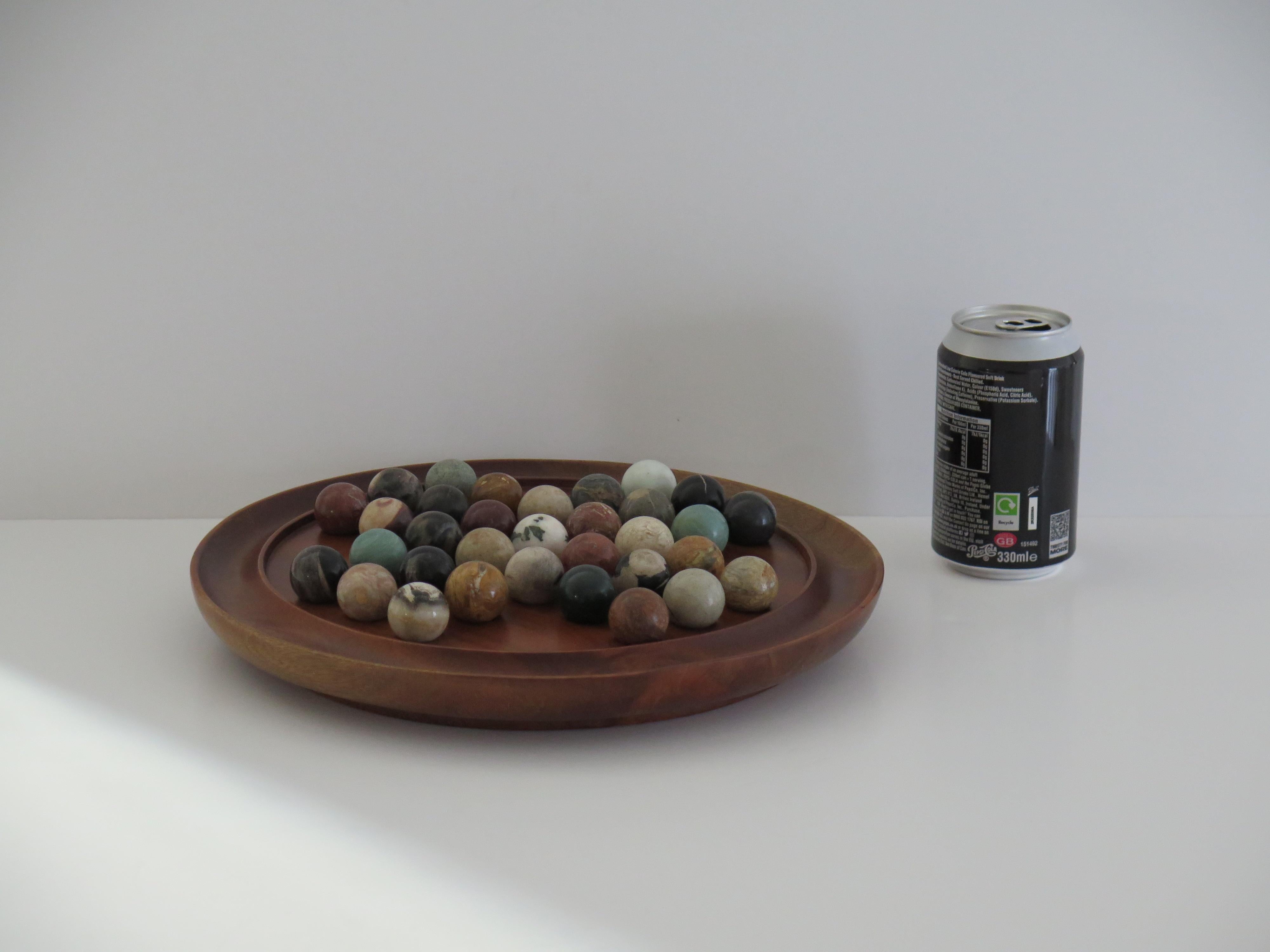 Grande gioco del solitario di marmo con 35 biglie di pietra minerale, Francia anni '20 in vendita 12