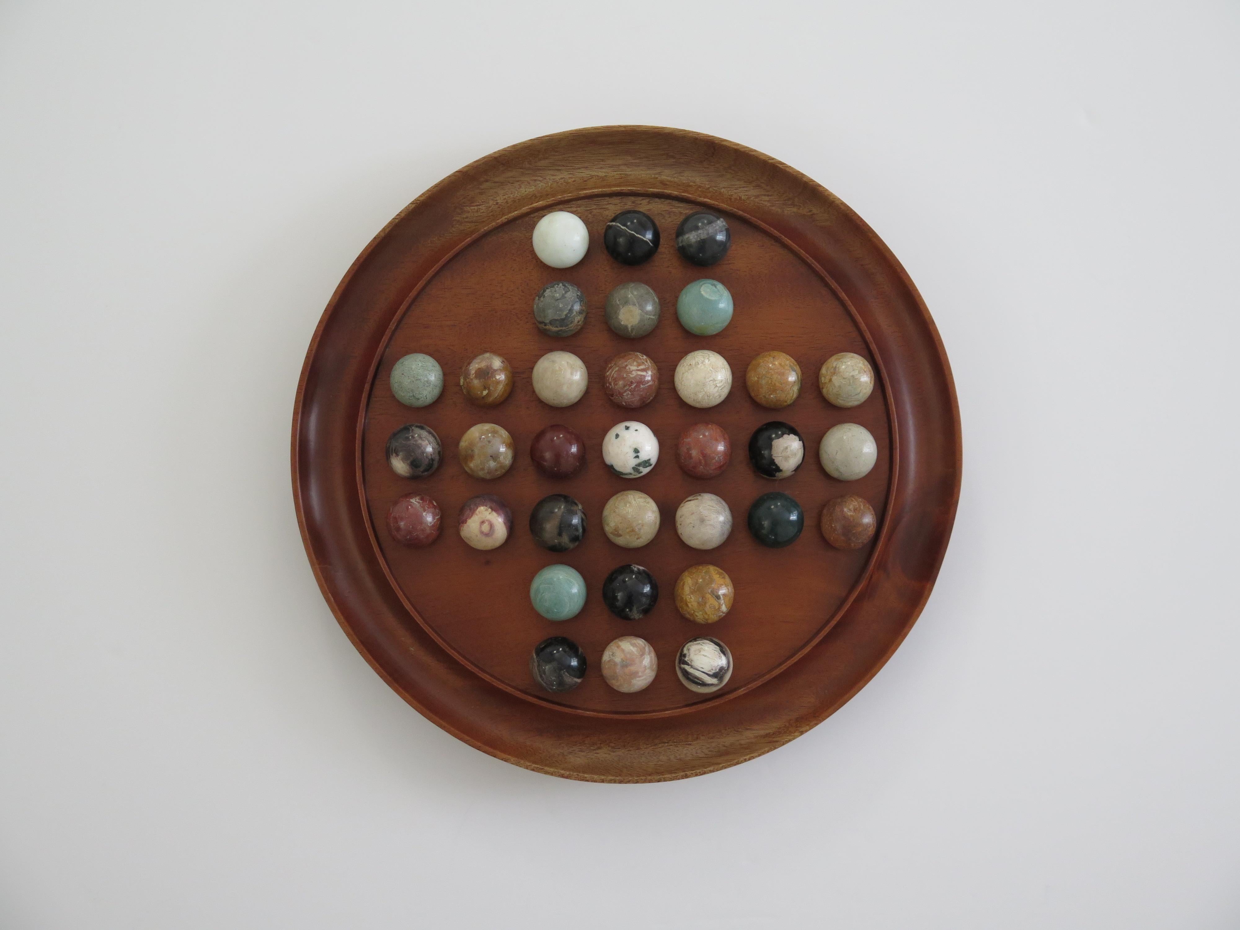 Arte popolare Grande gioco del solitario di marmo con 35 biglie di pietra minerale, Francia anni '20 in vendita