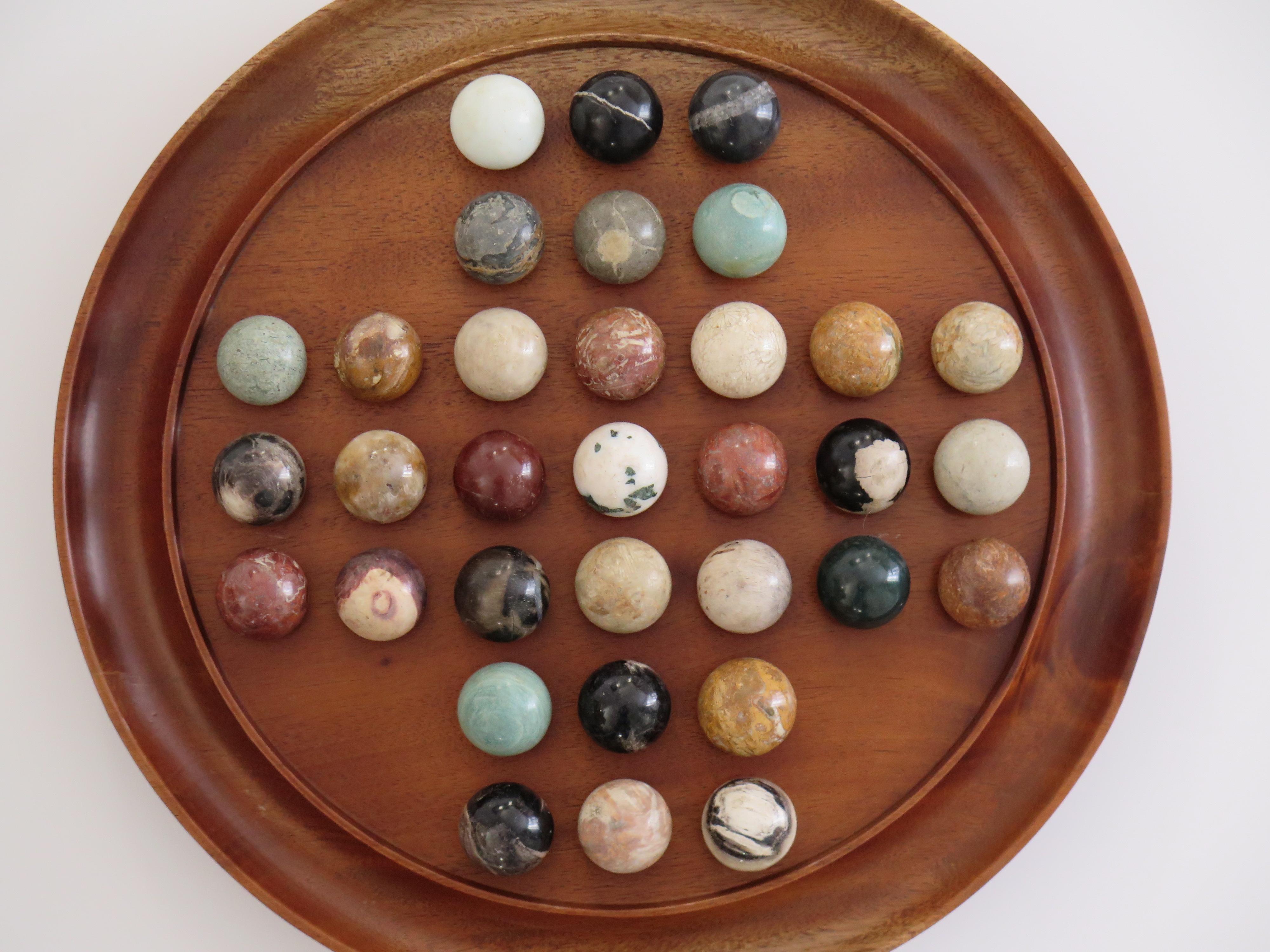 Francese Grande gioco del solitario di marmo con 35 biglie di pietra minerale, Francia anni '20 in vendita