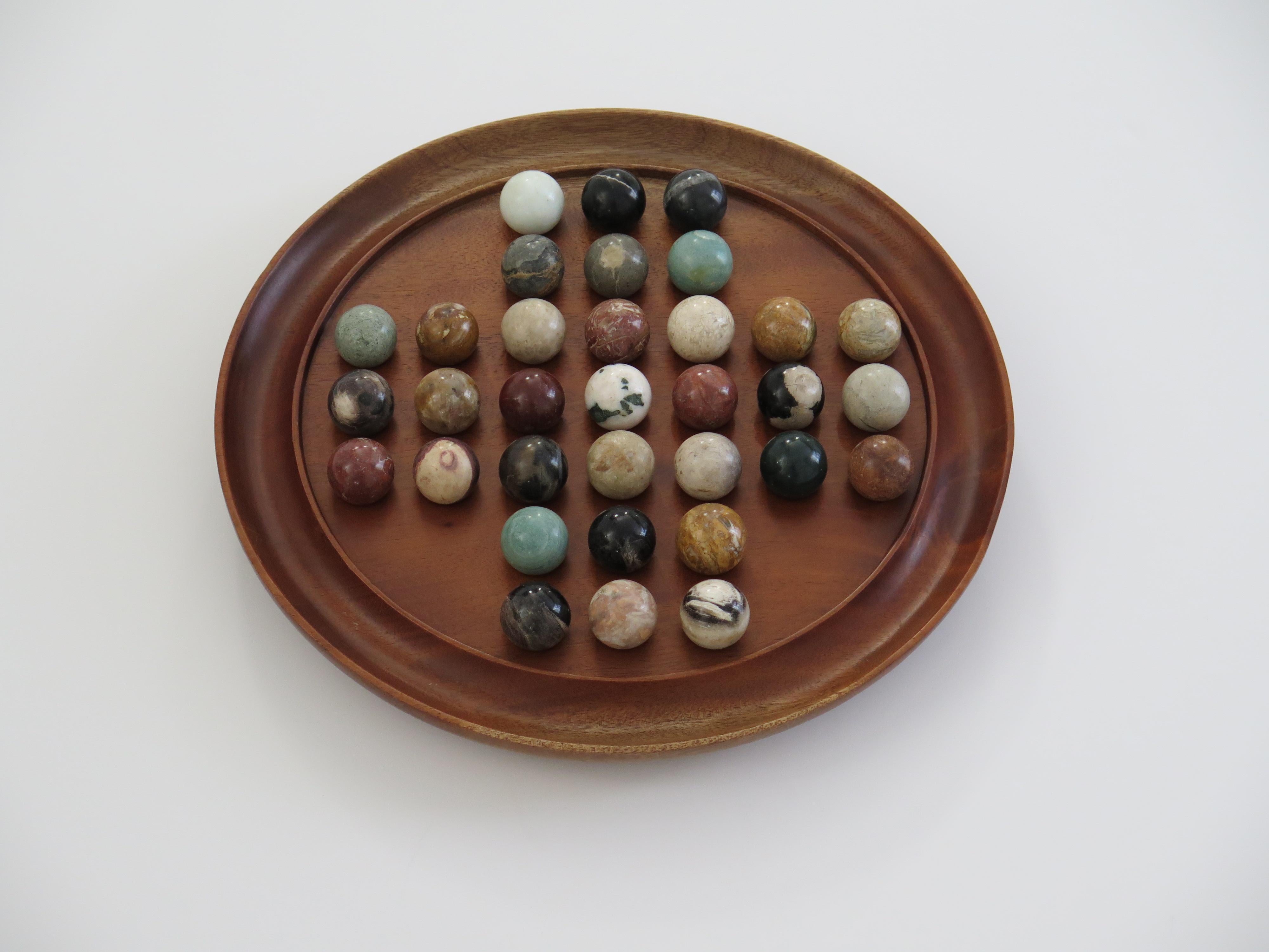 Fatto a mano Grande gioco del solitario di marmo con 35 biglie di pietra minerale, Francia anni '20 in vendita