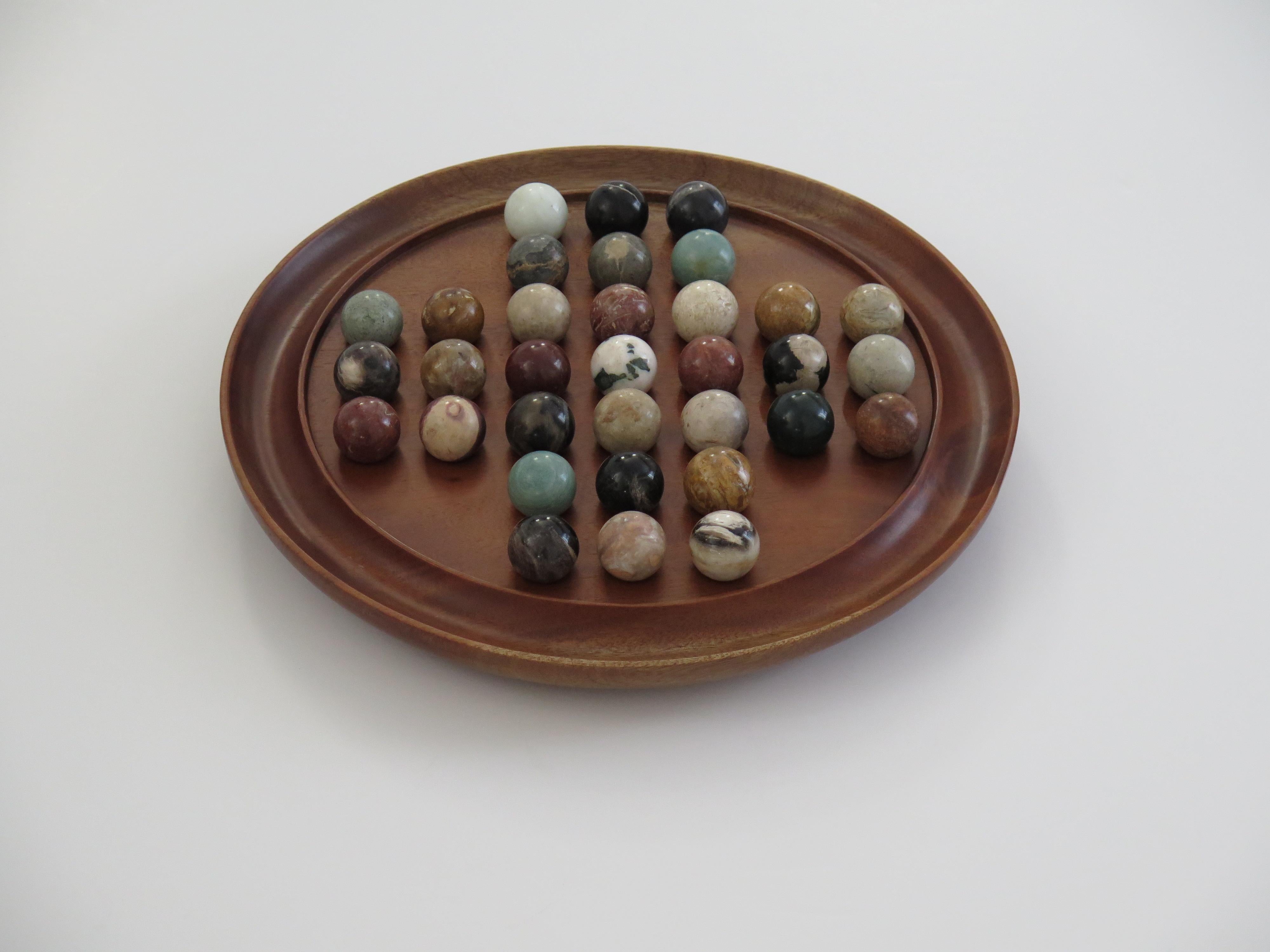 Grande gioco del solitario di marmo con 35 biglie di pietra minerale, Francia anni '20 In condizioni buone in vendita a Lincoln, Lincolnshire