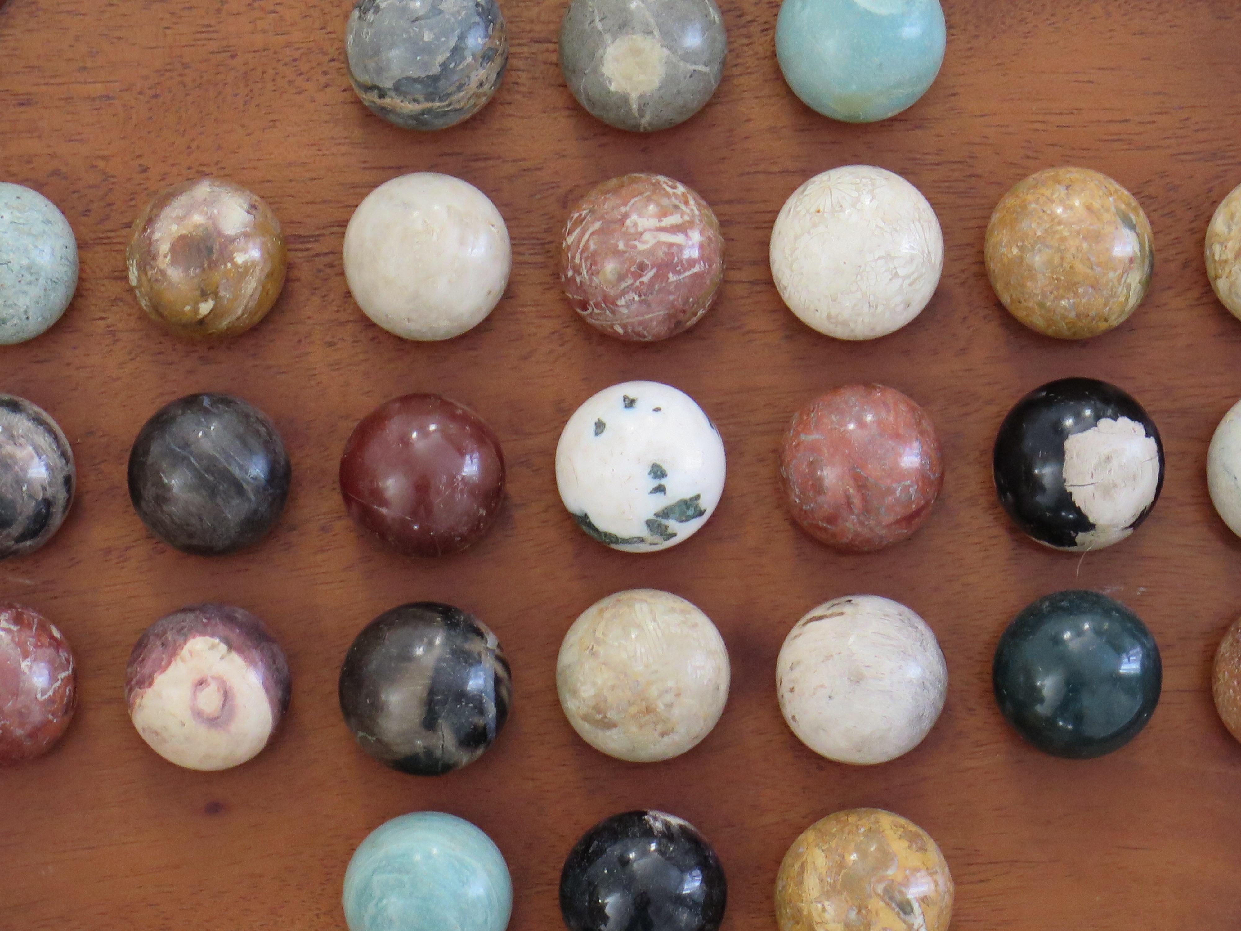 XX secolo Grande gioco del solitario di marmo con 35 biglie di pietra minerale, Francia anni '20 in vendita