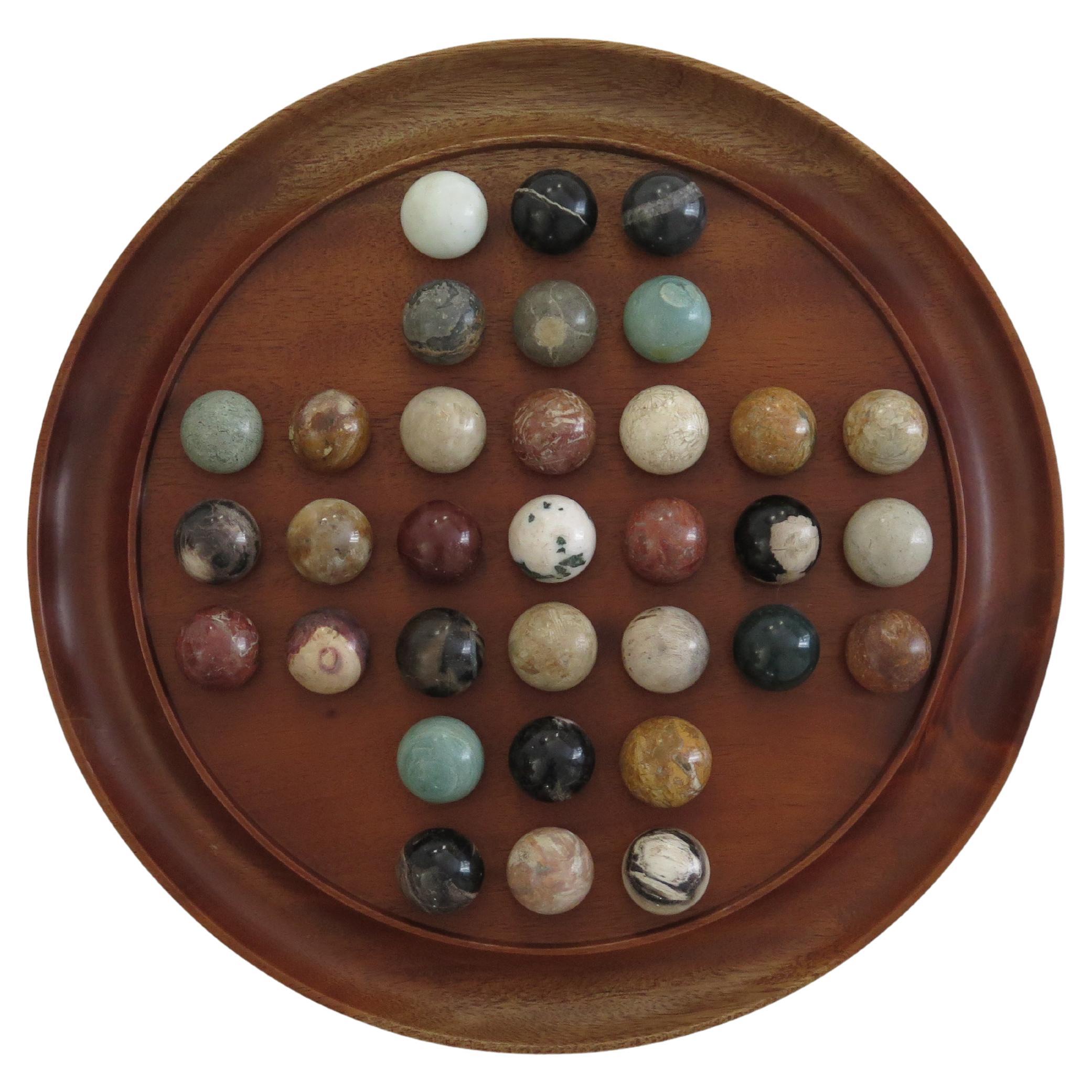Grande gioco del solitario di marmo con 35 biglie di pietra minerale, Francia anni '20 in vendita