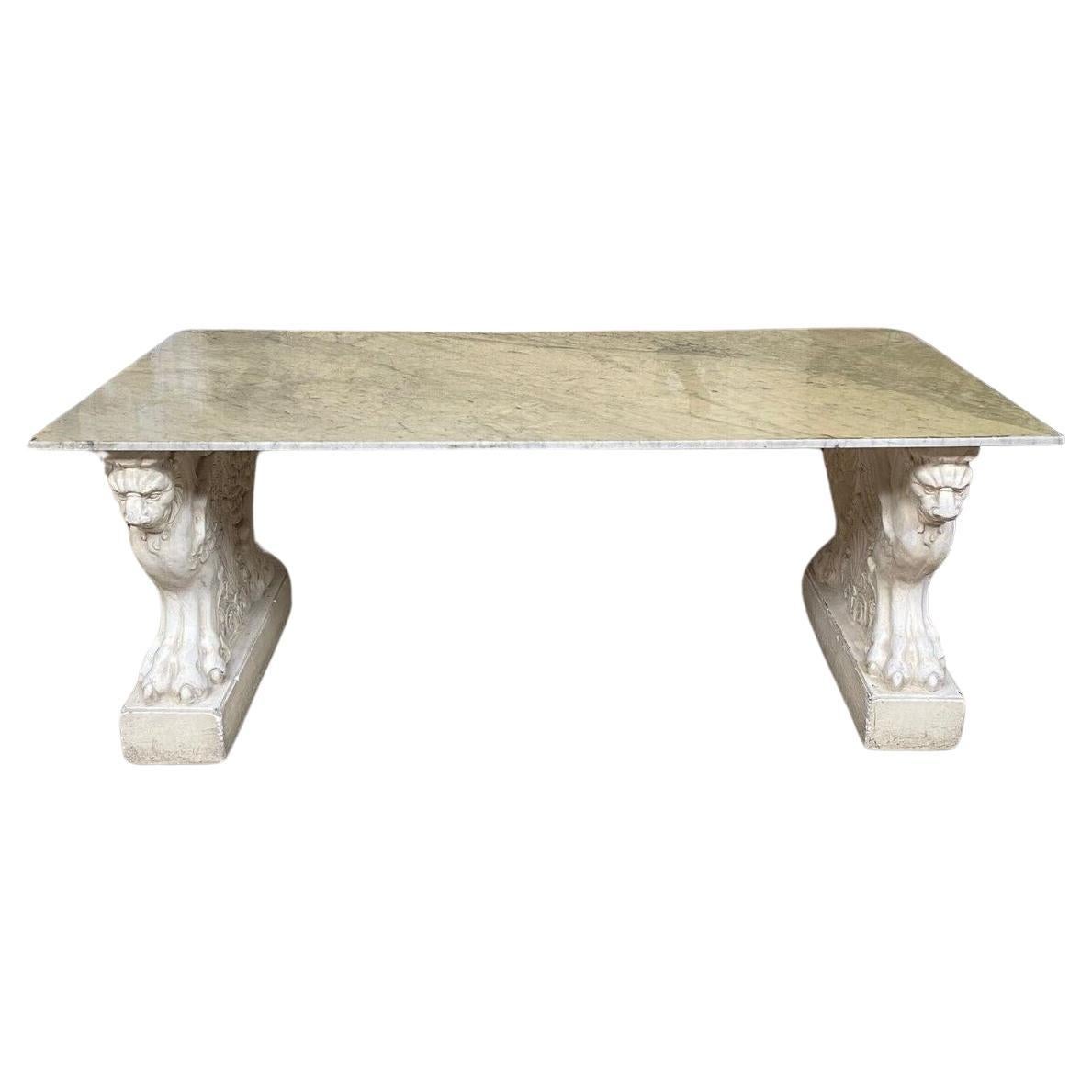 Grande table en marbre sculptée avec griffons ailés à la base