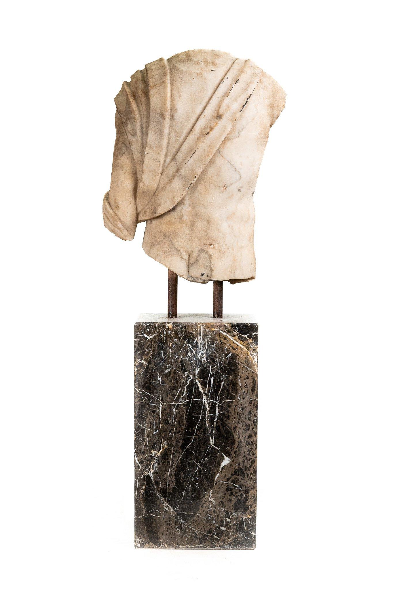 Italiano Grande scultura di torso in marmo, alta 131 cm in vendita