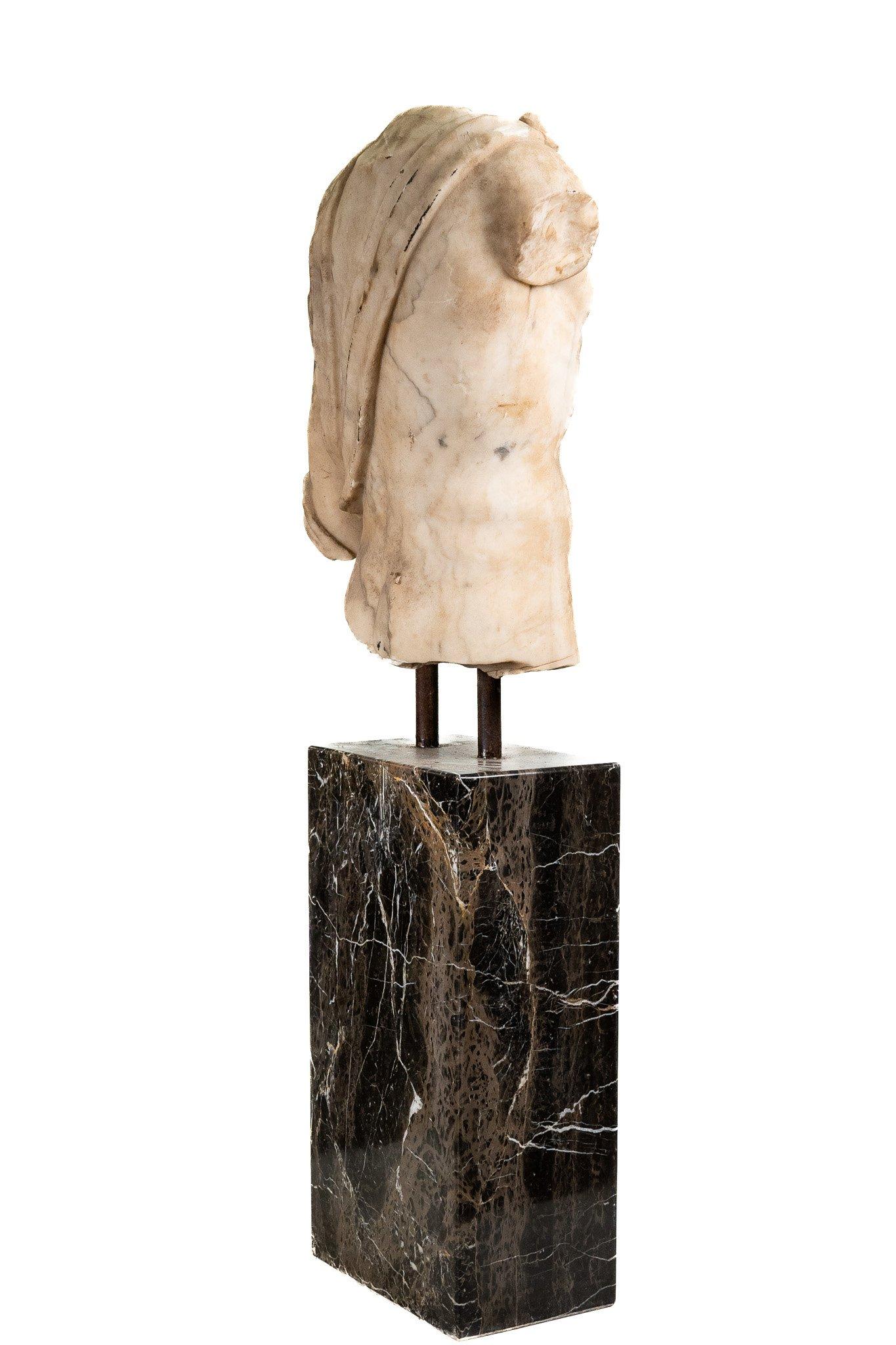 Grande scultura di torso in marmo, alta 131 cm In condizioni buone in vendita a Rome, IT