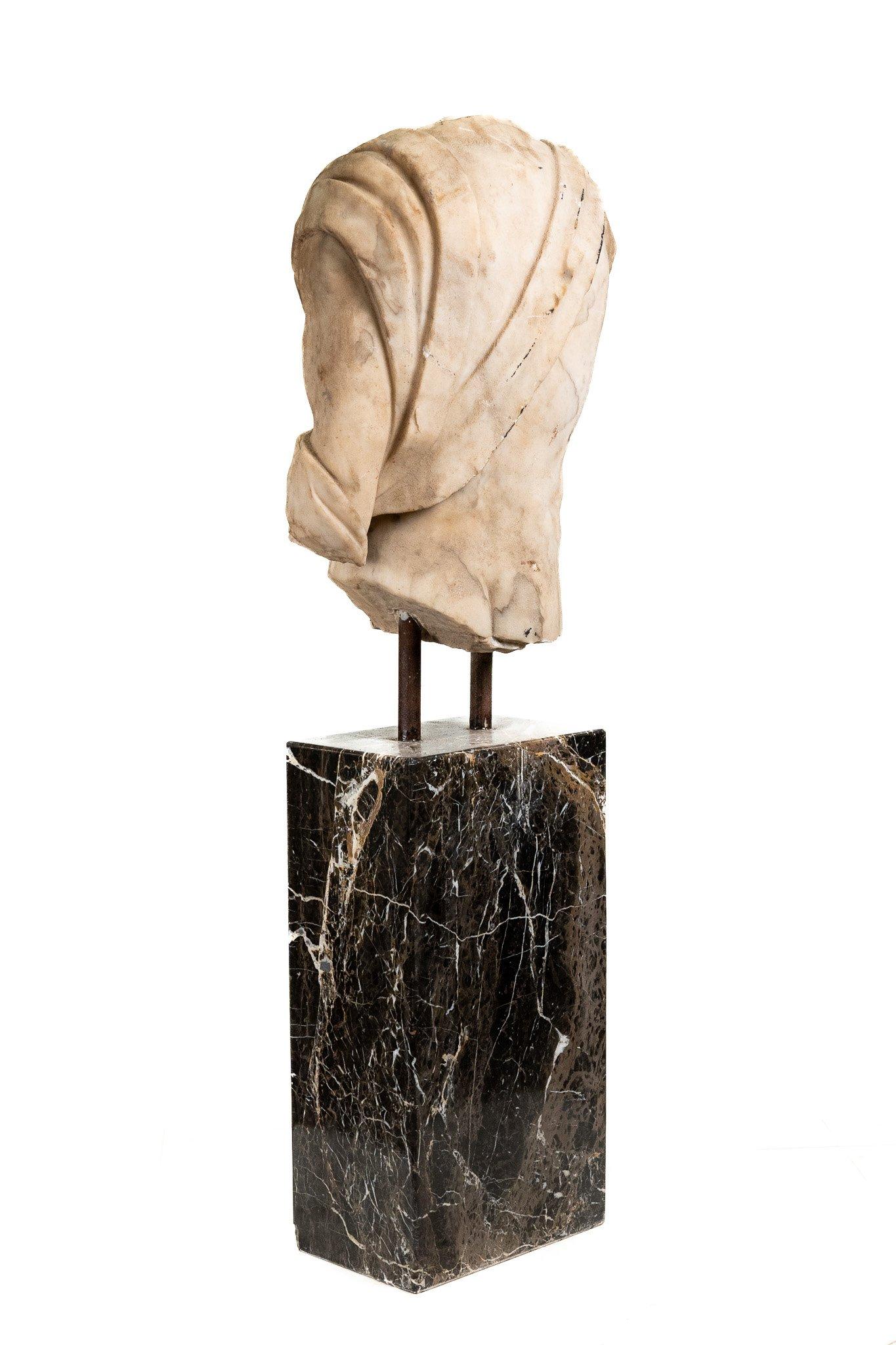 XX secolo Grande scultura di torso in marmo, alta 131 cm in vendita