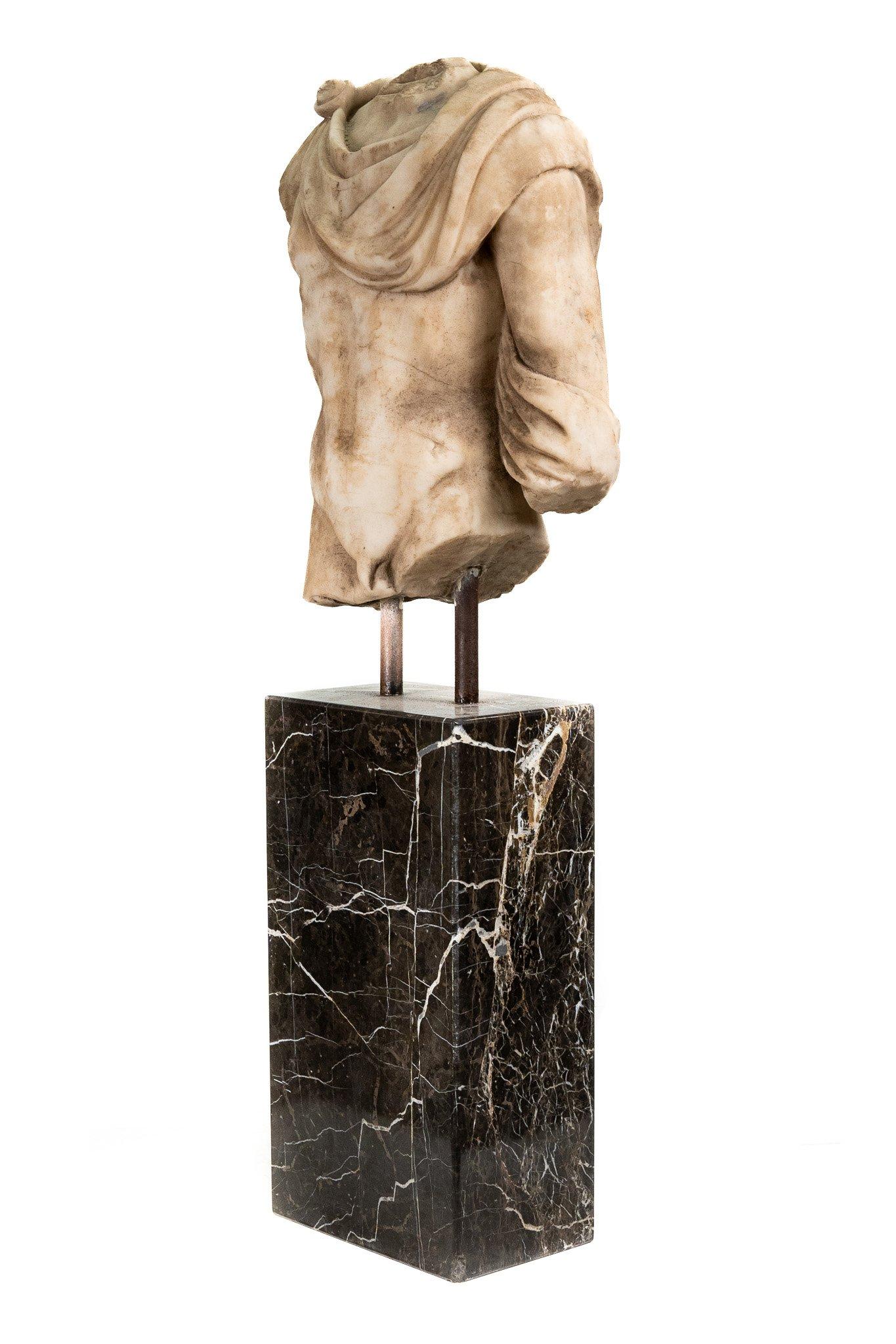 Marmo Grande scultura di torso in marmo, alta 131 cm in vendita