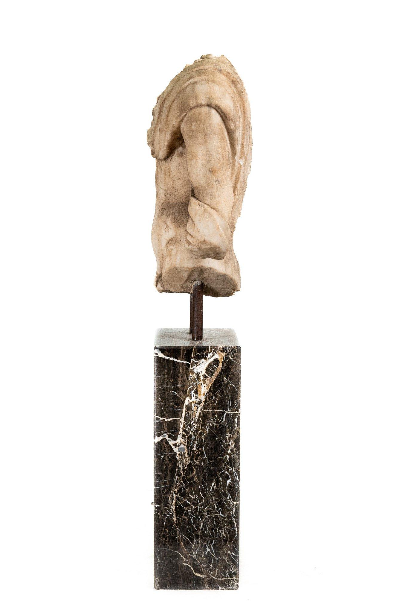 Grande scultura di torso in marmo, alta 131 cm in vendita 1