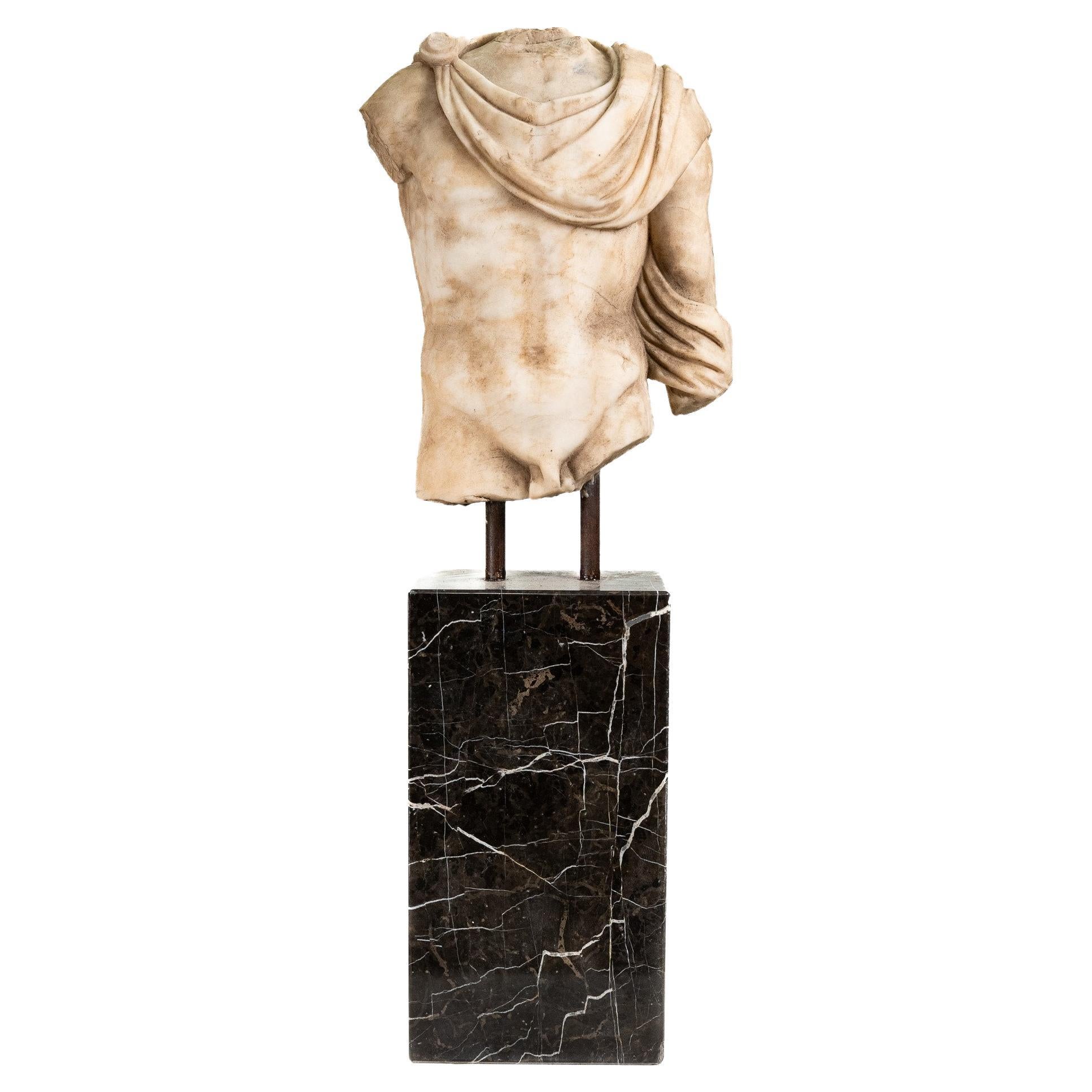 Grande scultura di torso in marmo, alta 131 cm