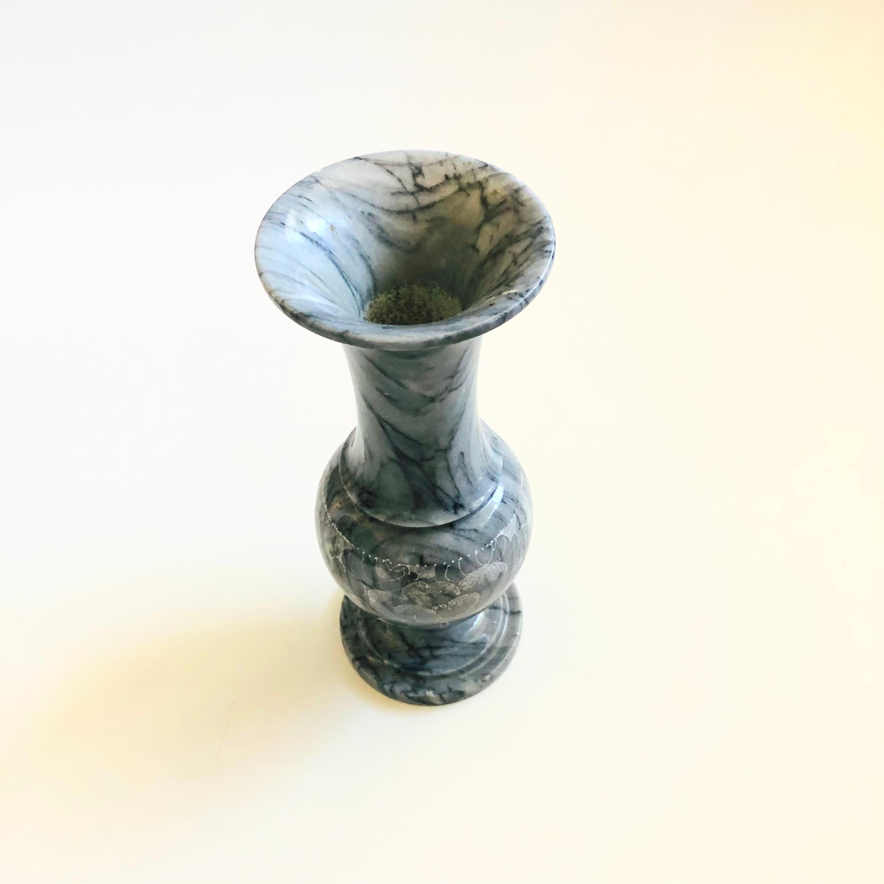 Eine schöne große Vintage-Vase aus Marmor. Schöne natürliche Maserung des Steins und ein geätztes florales Muster in der Mitte. Gefilzte Unterseite.

