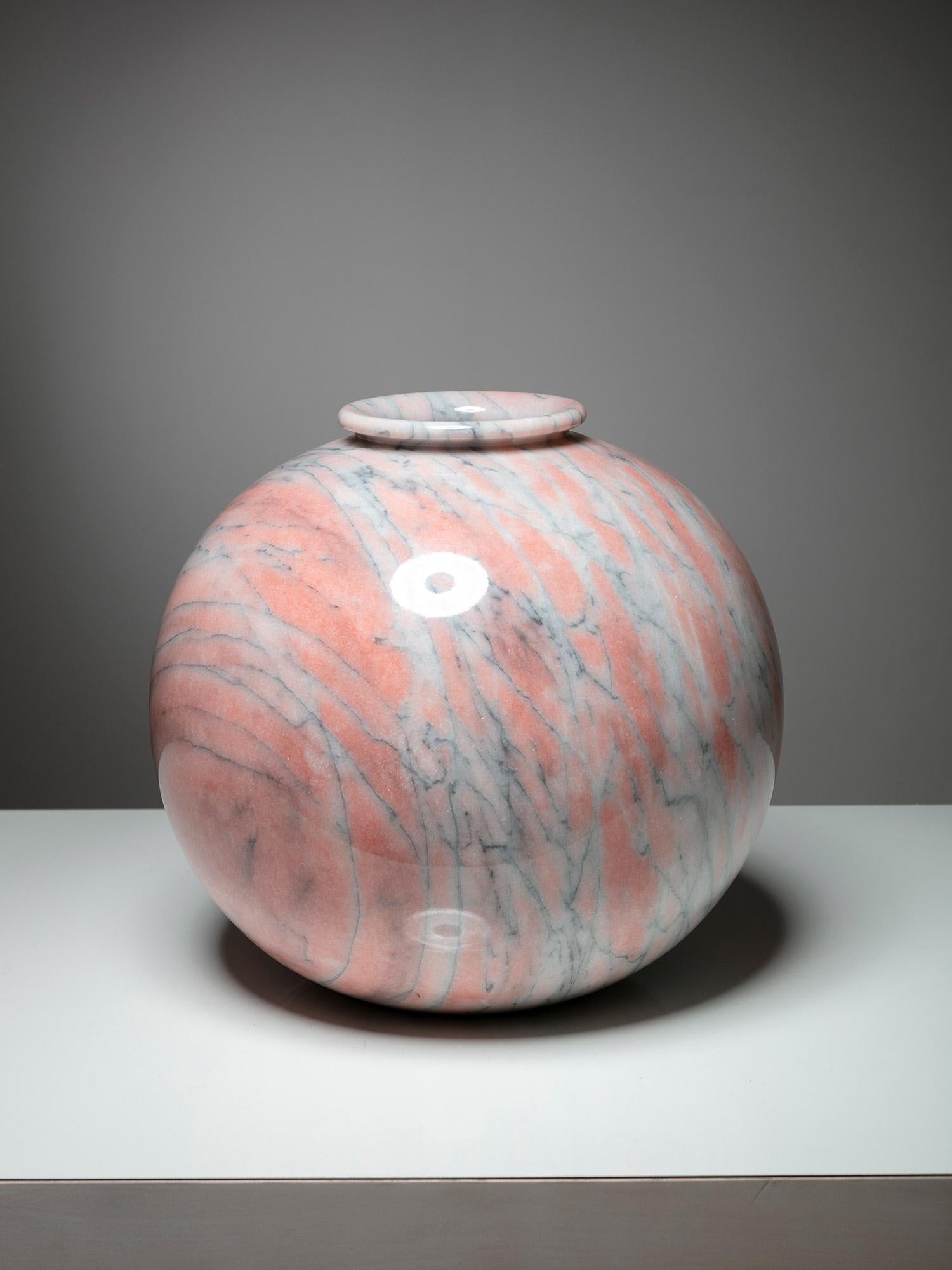 Grand vase en marbre des années 70.
Teintes douces de rose, de blanc et de bleu.
Un modèle similaire en onyx est également disponible.