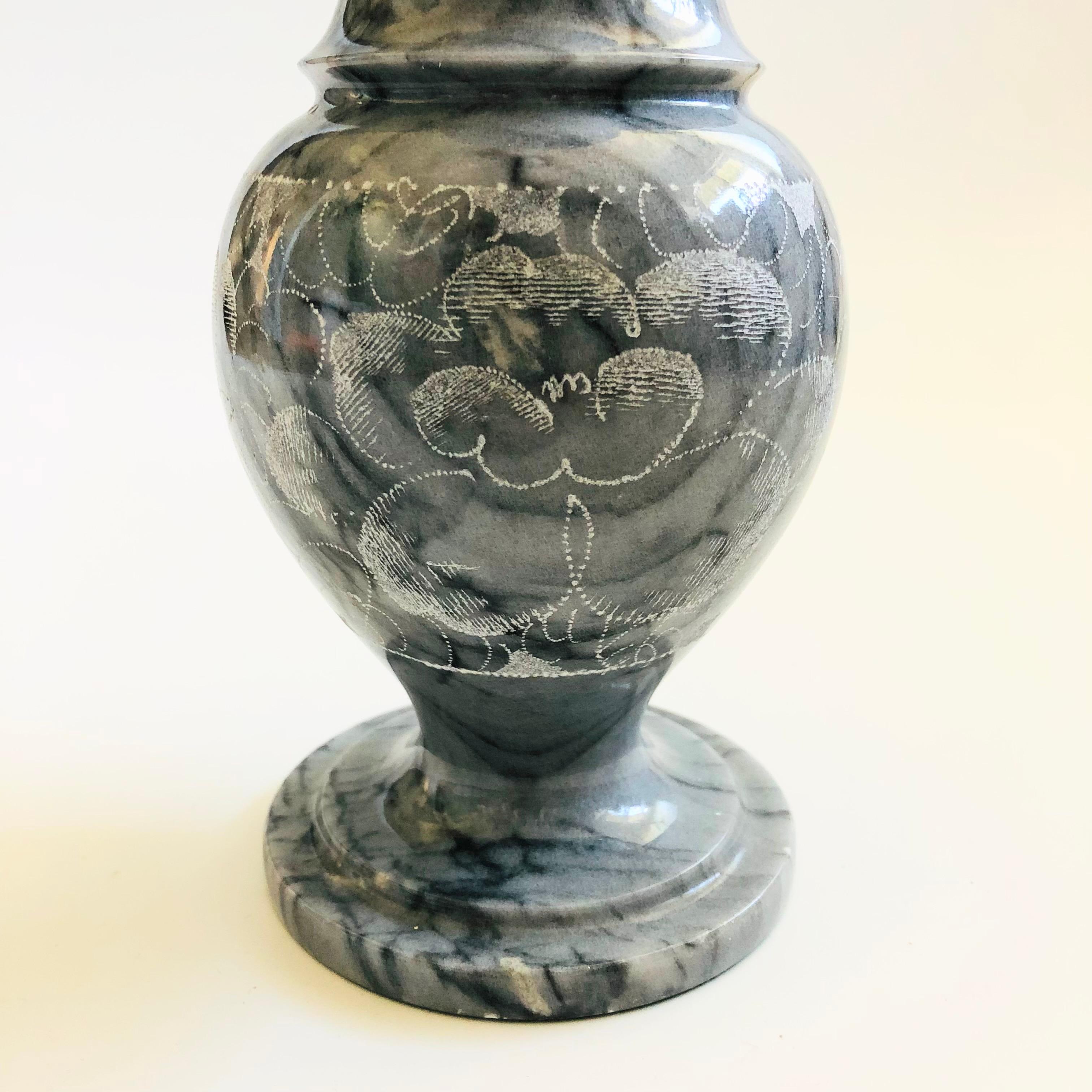 Große Marmorvase (20. Jahrhundert) im Angebot