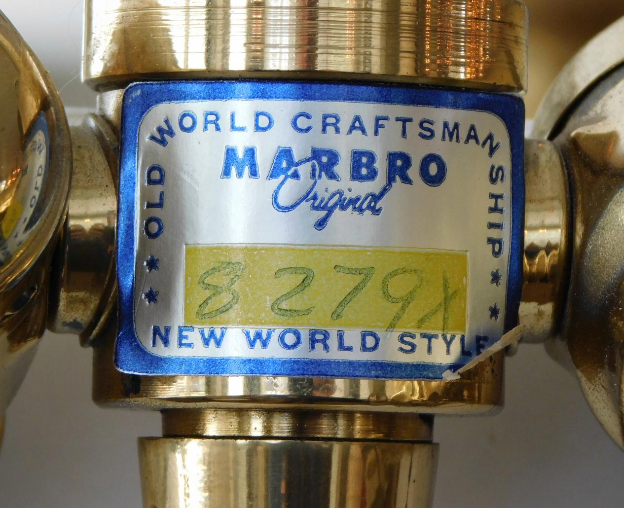 La Marbro Lamp Company a été créée par Morris Markoff et son frère (Mar-bro) après la Seconde Guerre mondiale dans le quartier des confectionneurs de Los Angeles. Tout en se spécialisant dans une large sélection d'antiquités et d'accessoires