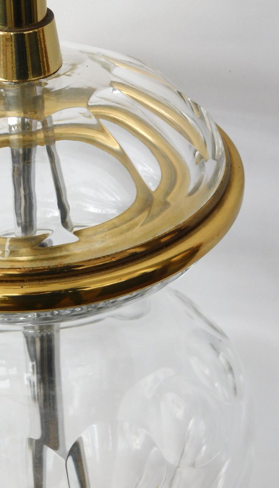 Américain Grande lampe Marbro Lamp Co. en forme de balustre en cristal taillé des années 1960 avec motif de singe en métal doré en vente
