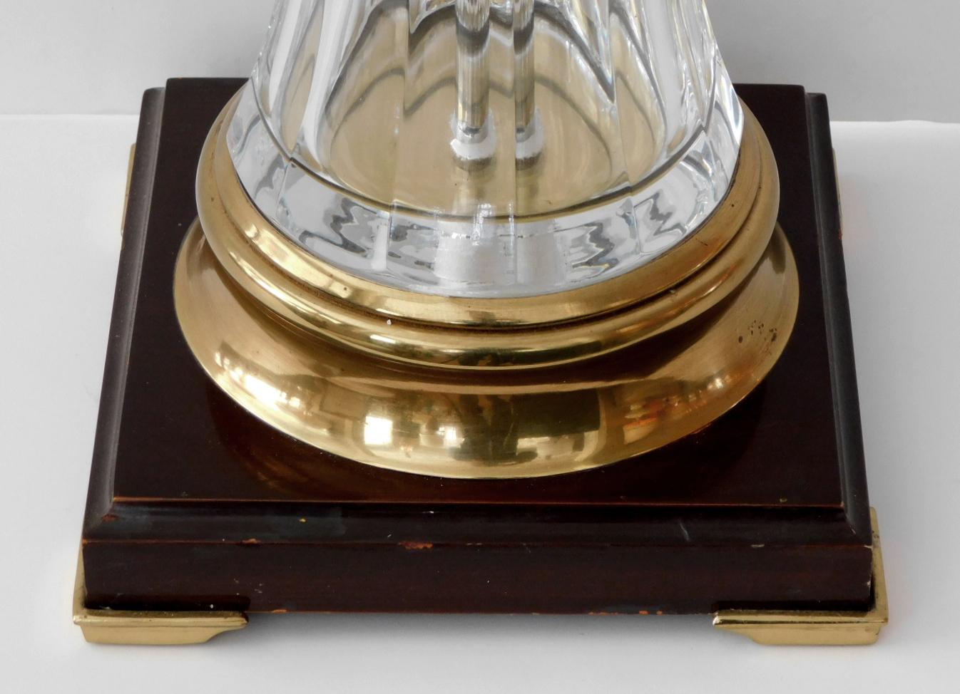Sculpté à la main Grande lampe Marbro Lamp Co. en forme de balustre en cristal taillé des années 1960 avec motif de singe en métal doré en vente