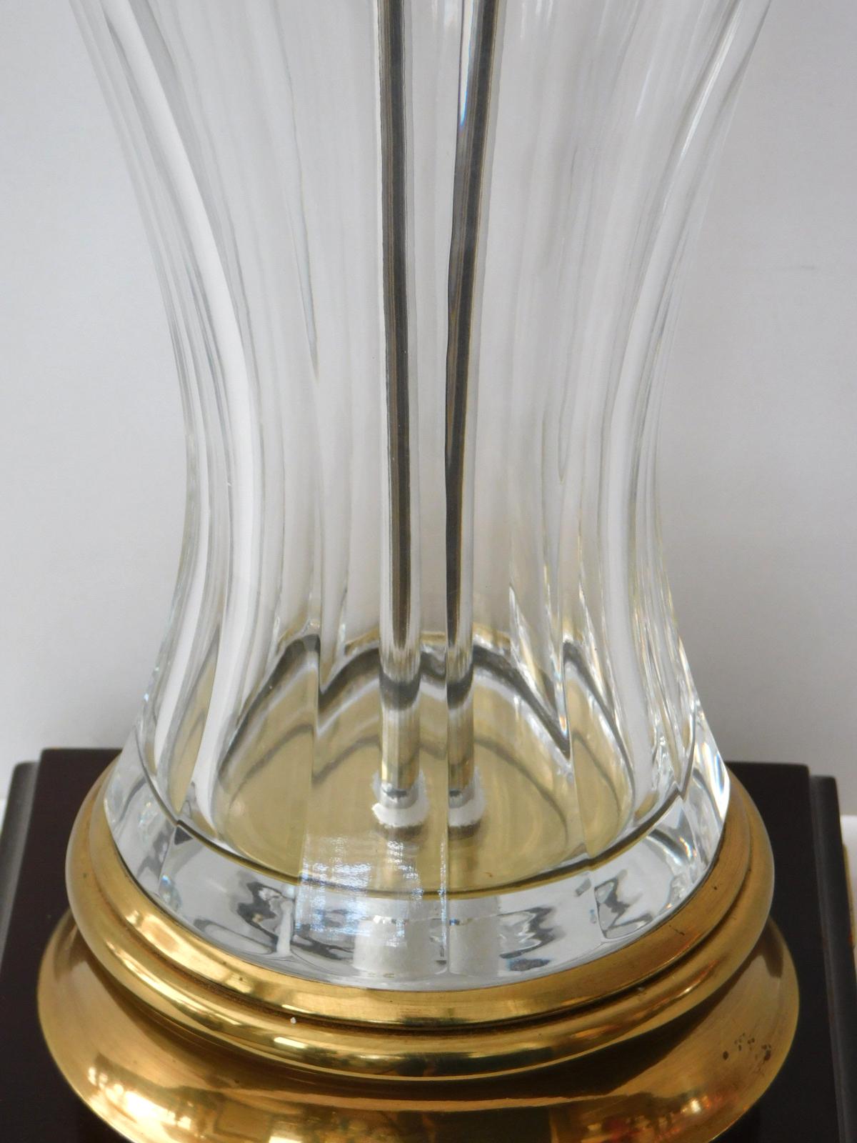 Grande lampe Marbro Lamp Co. en forme de balustre en cristal taillé des années 1960 avec motif de singe en métal doré Bon état - En vente à San Francisco, CA