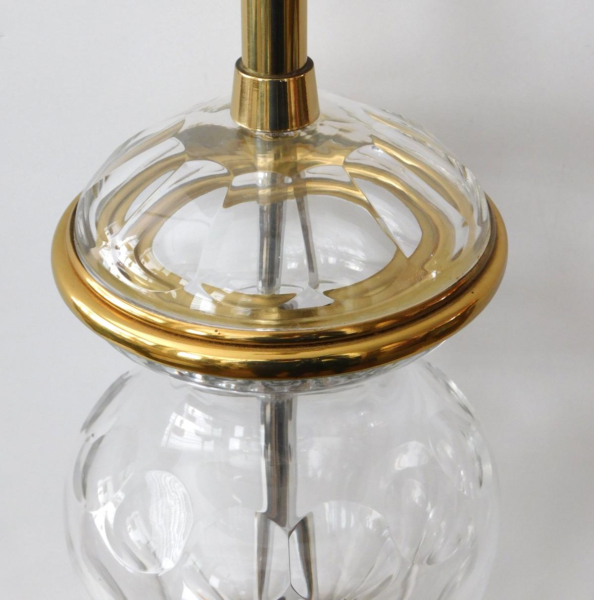 Milieu du XXe siècle Grande lampe Marbro Lamp Co. en forme de balustre en cristal taillé des années 1960 avec motif de singe en métal doré en vente