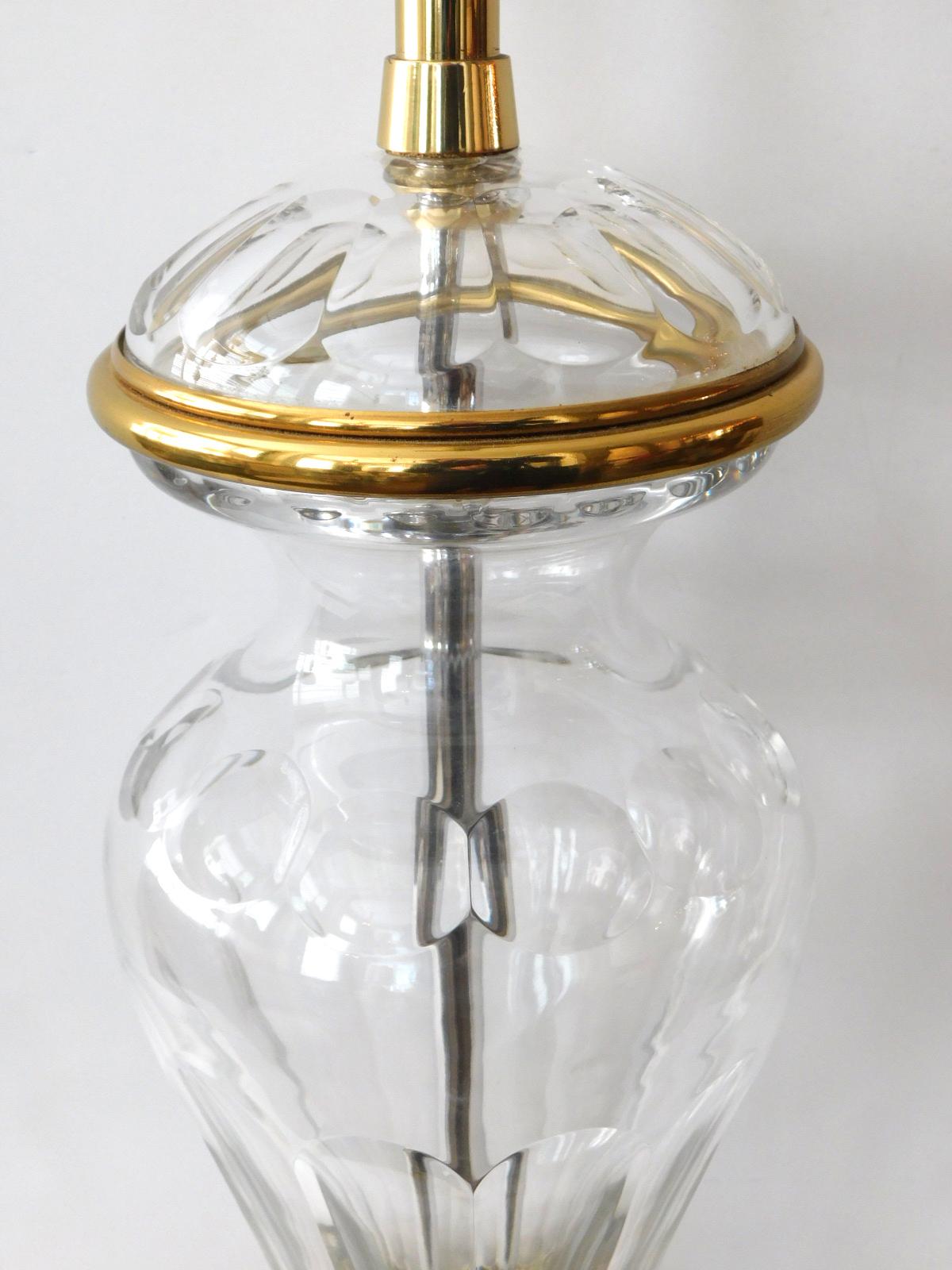 Cristal Grande lampe Marbro Lamp Co. en forme de balustre en cristal taillé des années 1960 avec motif de singe en métal doré en vente