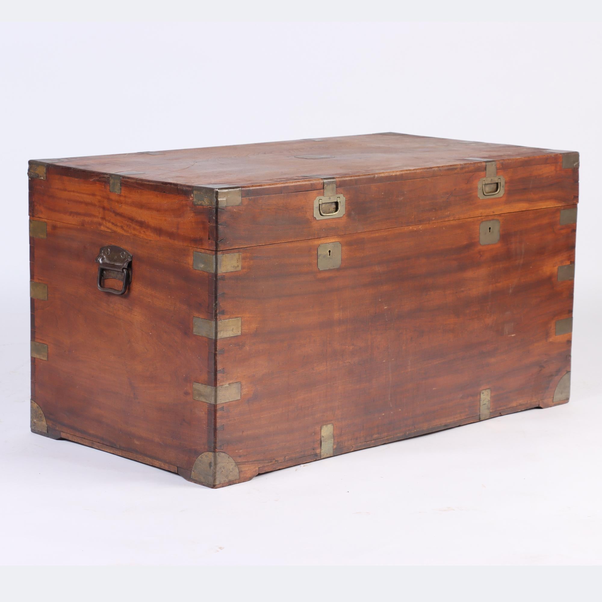 Bellissima cassapanca da campagna del XIX secolo in legno di canfora proveniente dalla marina inglese.
Con i tipici ornamenti in ottone e le giunture a coda di rondine di questo stile di mobili e le maniglie per il trasporto sul lato Ogni lato è