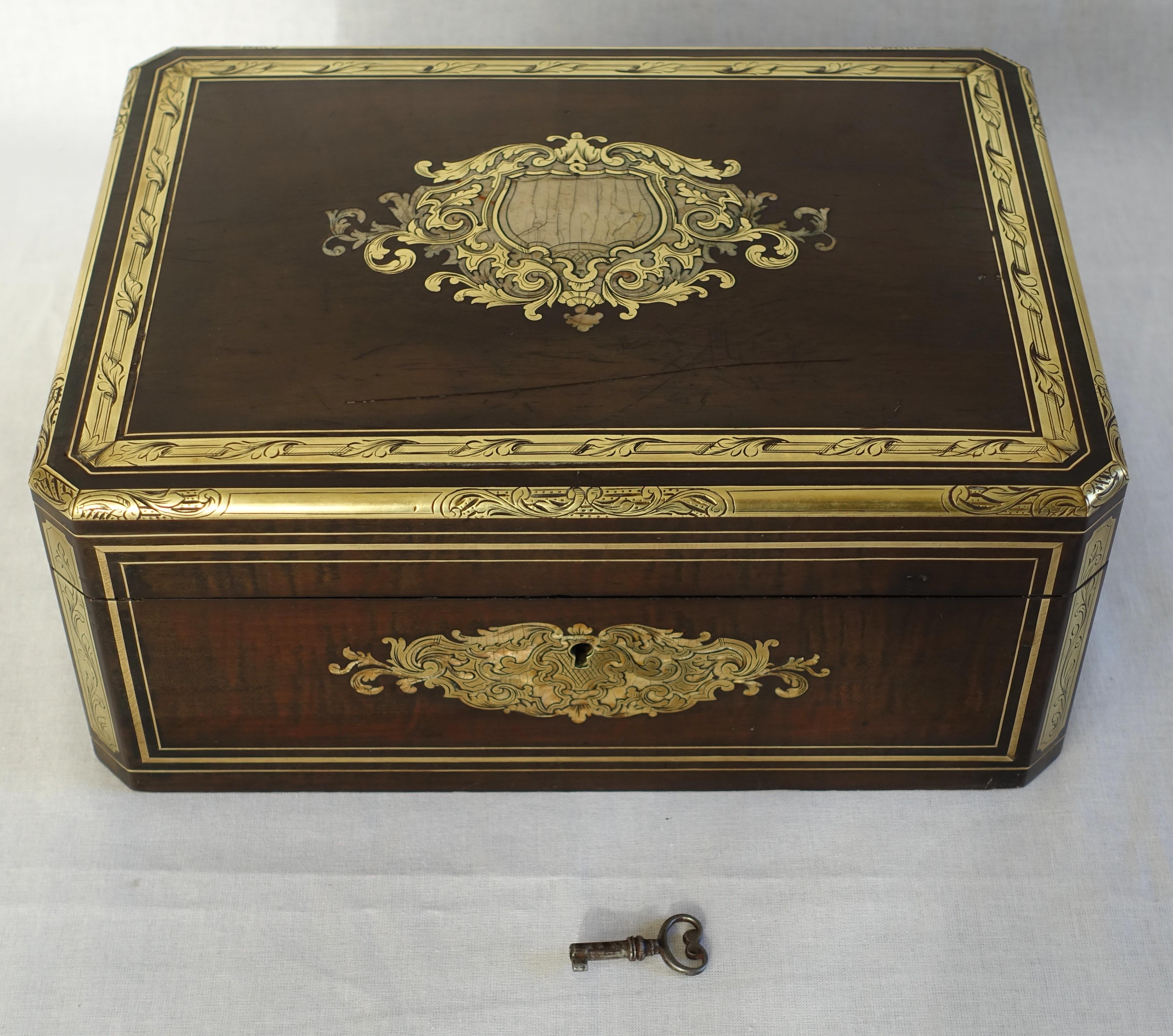 A fine large marquetry jewelry box : amaranth veneer with brass and mother of pearl inlays ; the inside is upholstered with silk, Napoleon III Parisian production, mid 19th century circa 1850.
The marquetry pattern is stylish and sophisticated, the