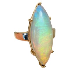 Grande bague cocktail en opale naturelle taillée en cabochon marquise