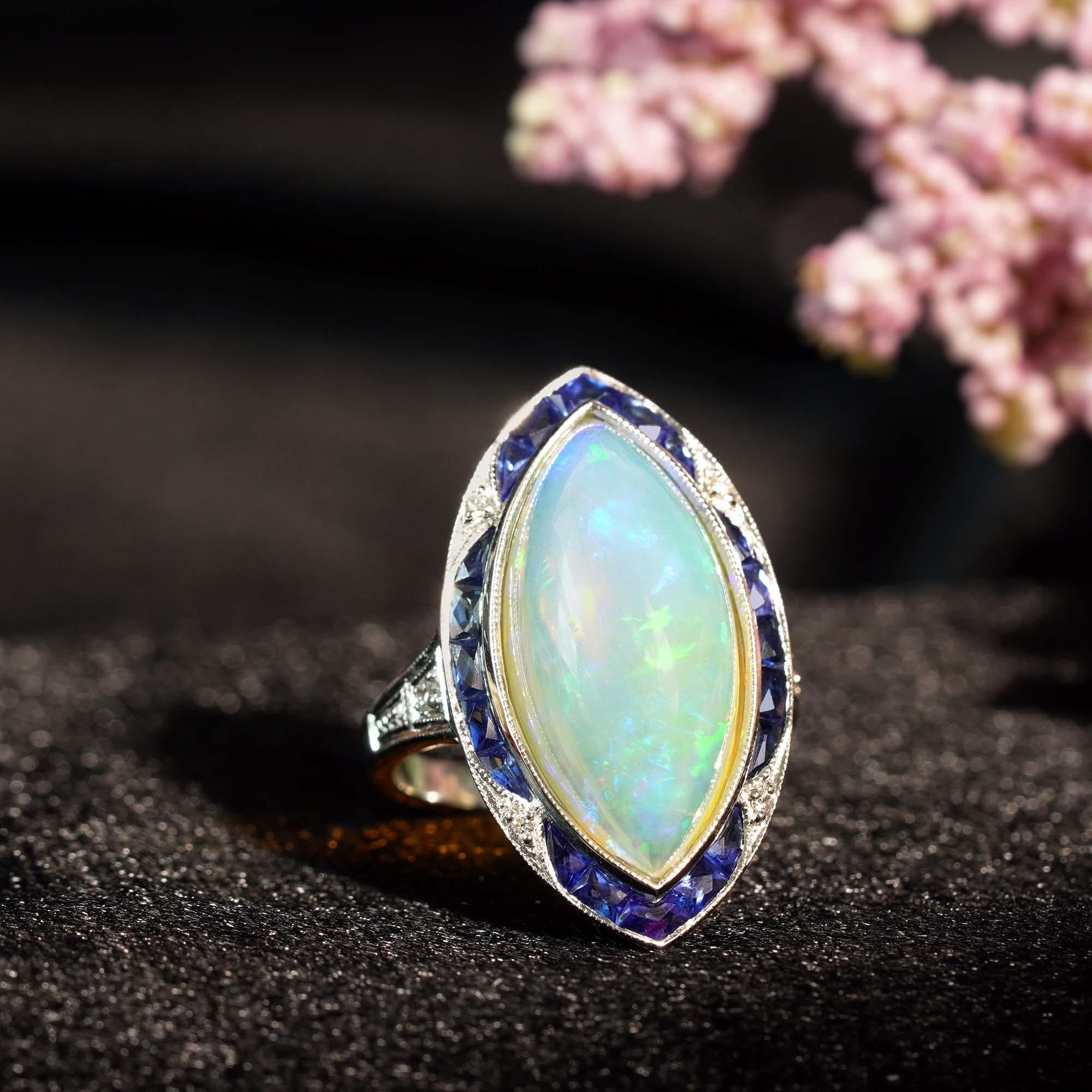 Grande anello da cocktail con opale bianco e zaffiro blu in stile Art Déco in vendita 1