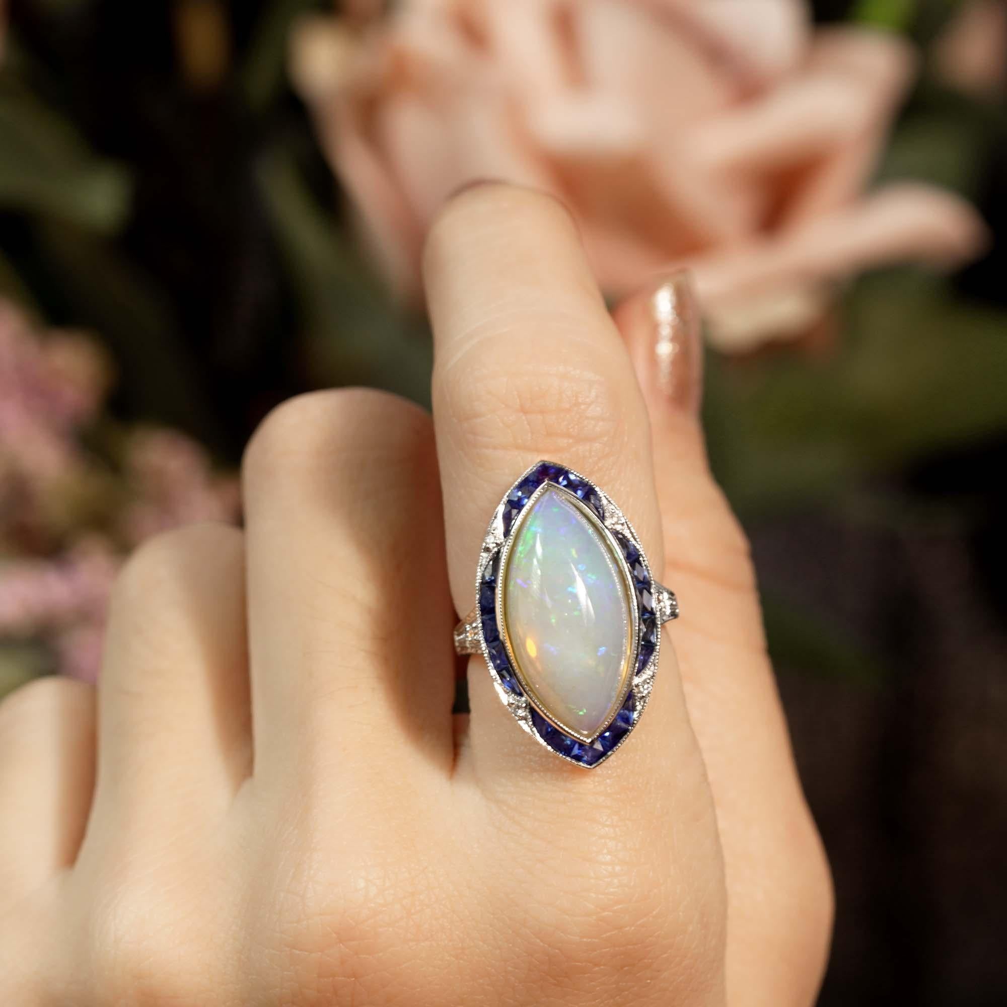 Grande anello da cocktail con opale bianco e zaffiro blu in stile Art Déco in vendita 3