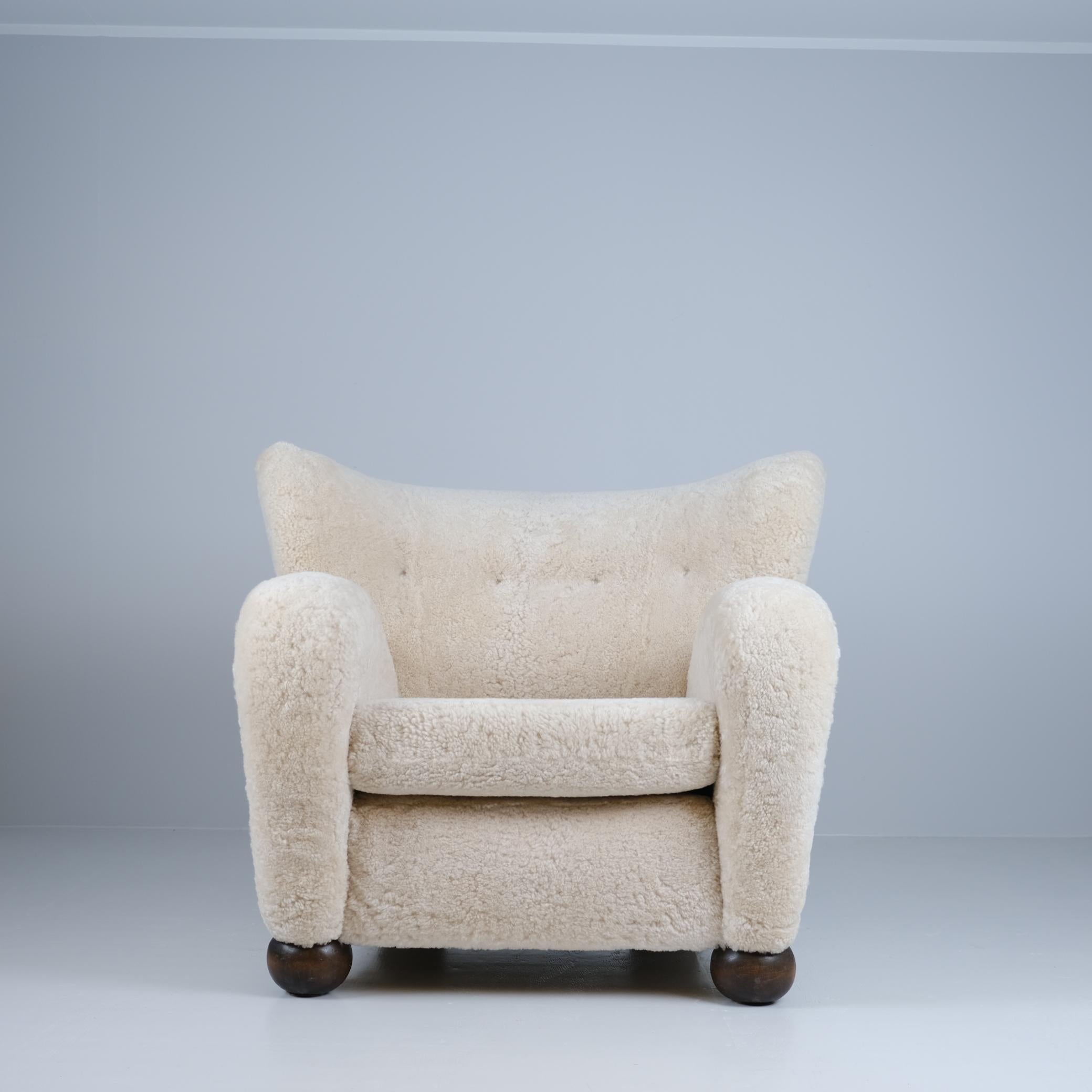 Mid-Century Modern Grand fauteuil Aulanko de Märta Blomstedt en peau de mouton naturelle au clair de lune, années 1940 en vente